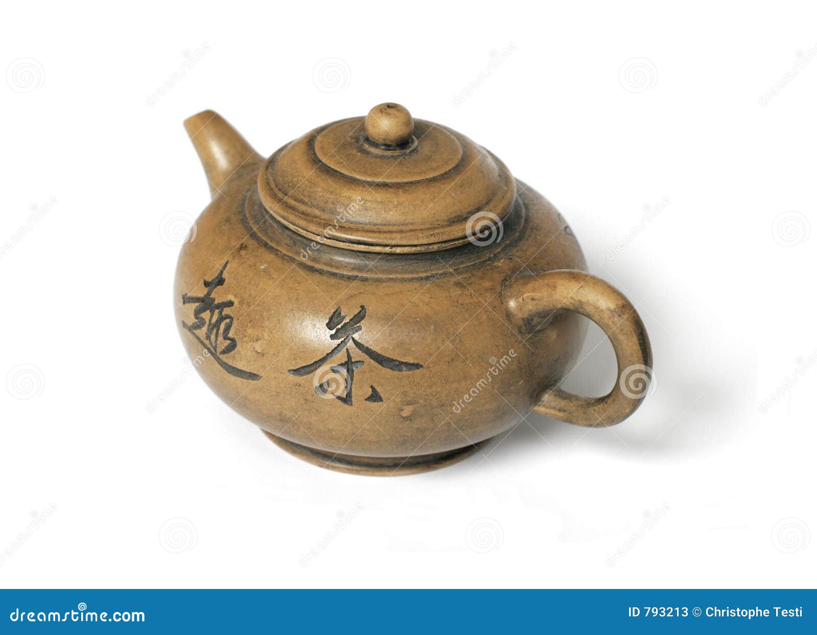 CHINA HANGZHOU Young tea server pours tea from behind his back using  antique long spout teapot Stock Photo - Alamy