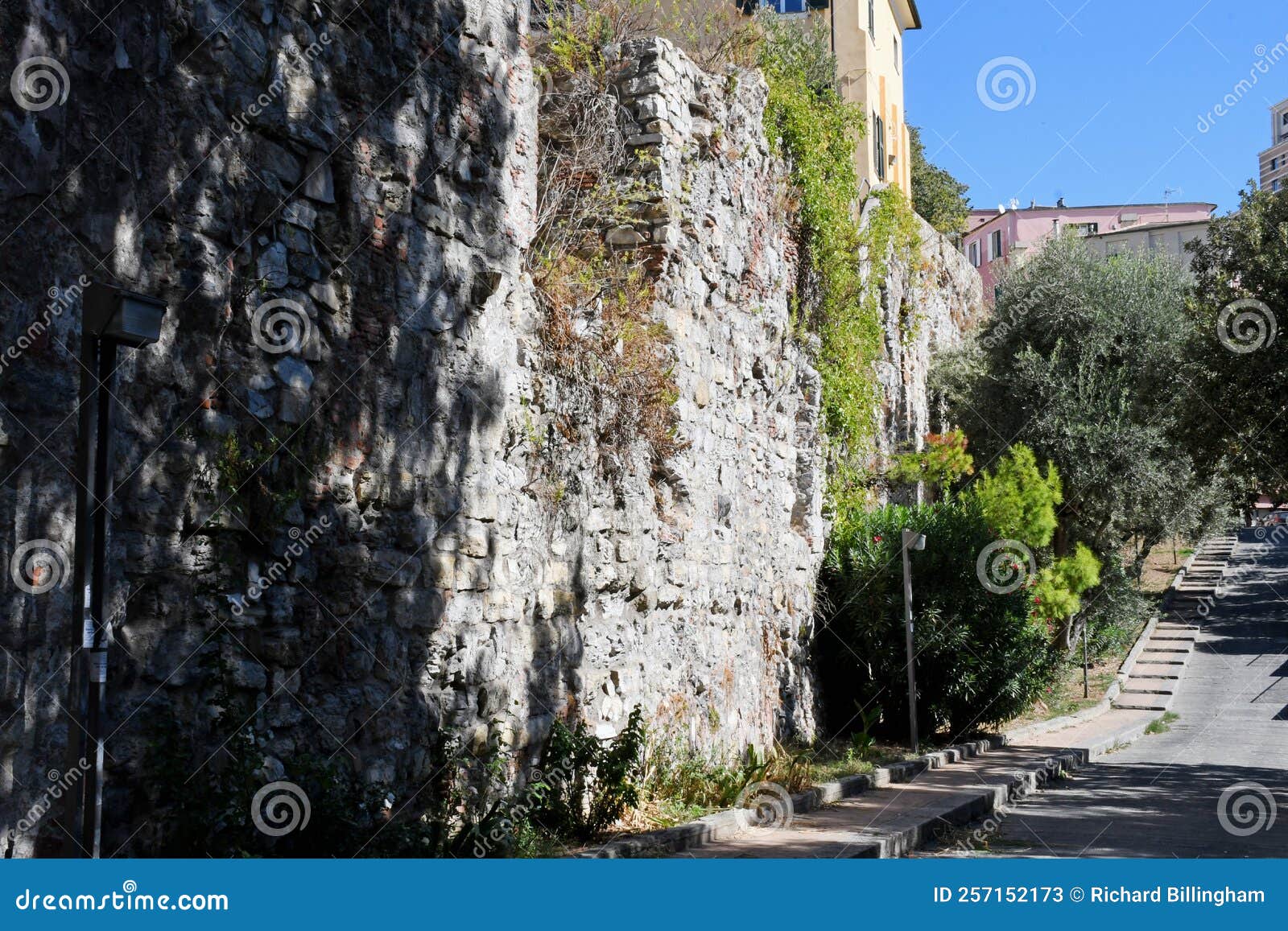 old city wall, mera del barbarossa, via del colle, genoa, italy.