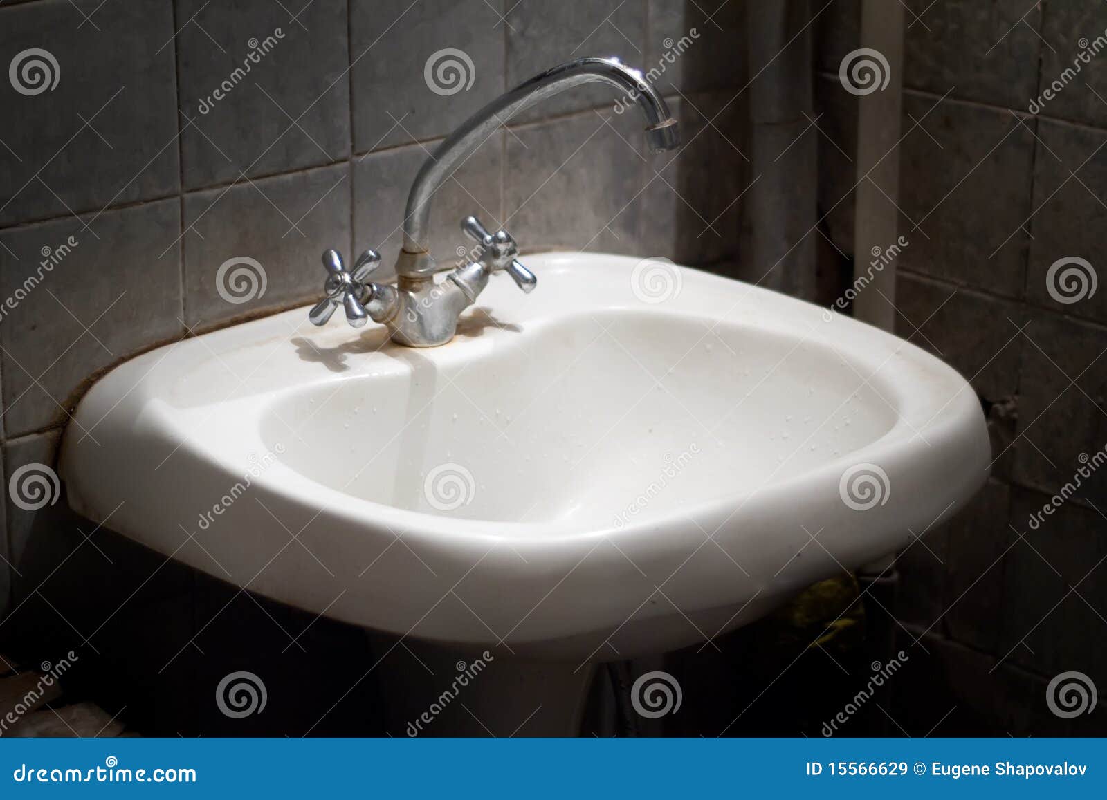 Old dirty sink stock image. Image of smell, sink, house 15566629