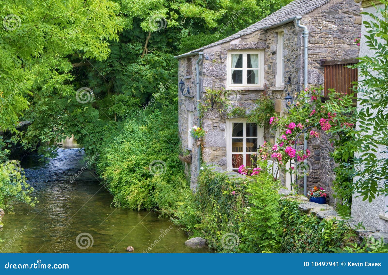 Old English Cottage On River Stock Image Image Of Flow Cottage