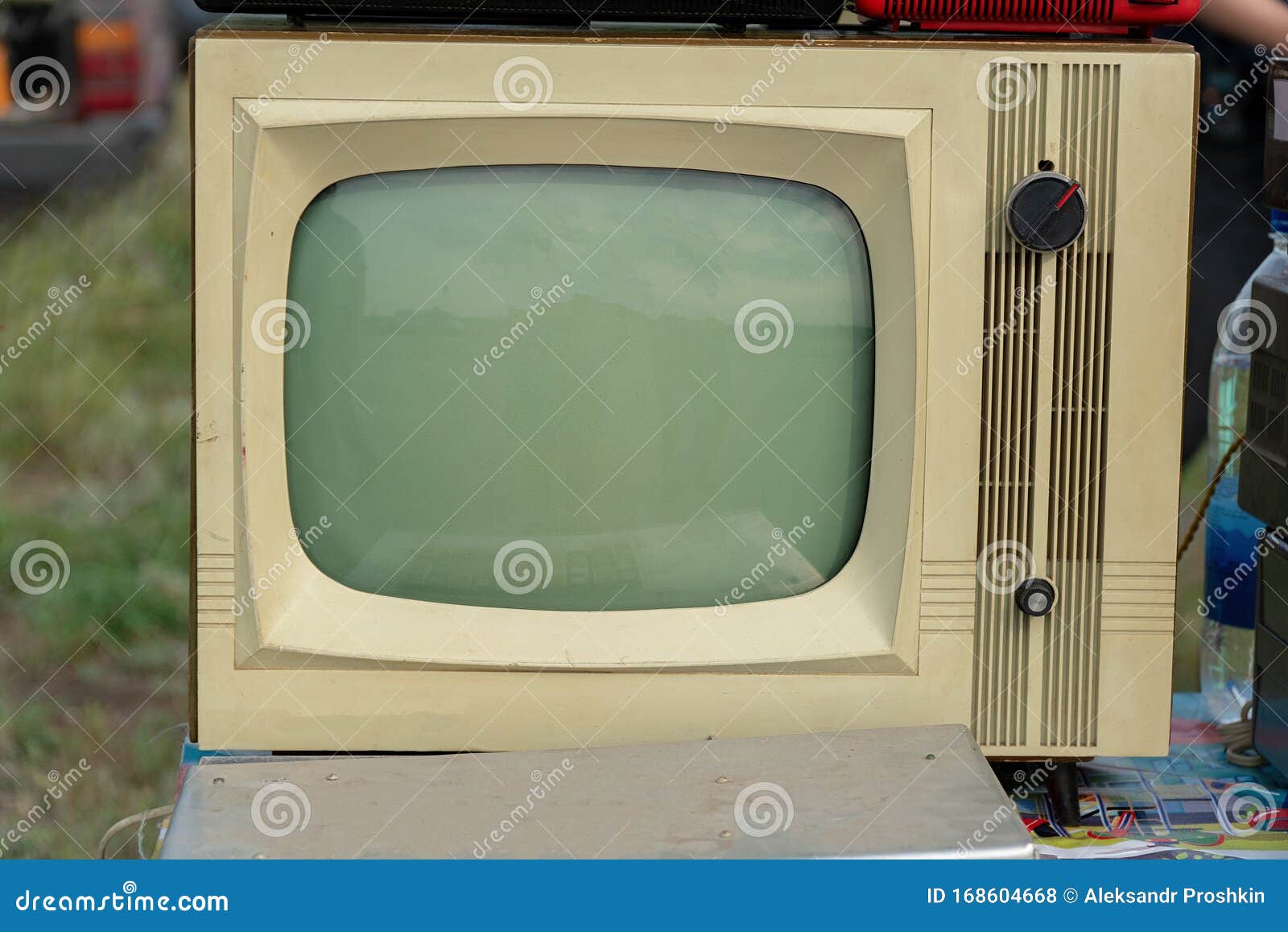 an old-fashioned analog tv in gray with a kinescope