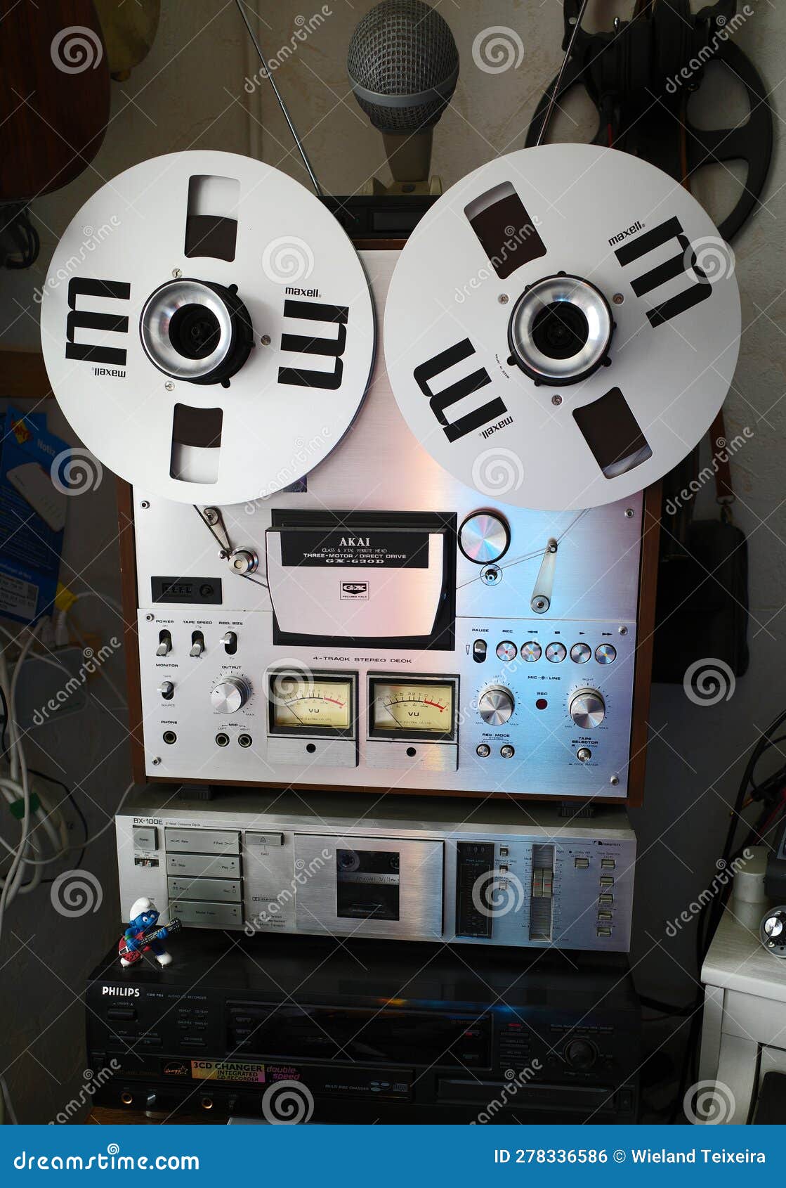 https://thumbs.dreamstime.com/z/old-fashioned-audio-equipment-itterbeck-germany-april-reel-to-tape-recorder-akai-maxell-reels-nakamichi-cassette-278336586.jpg