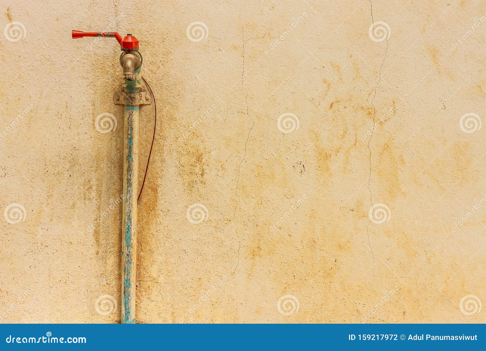 old faucet rusty water tap vintage.llave de agua abierta. canilla de agua