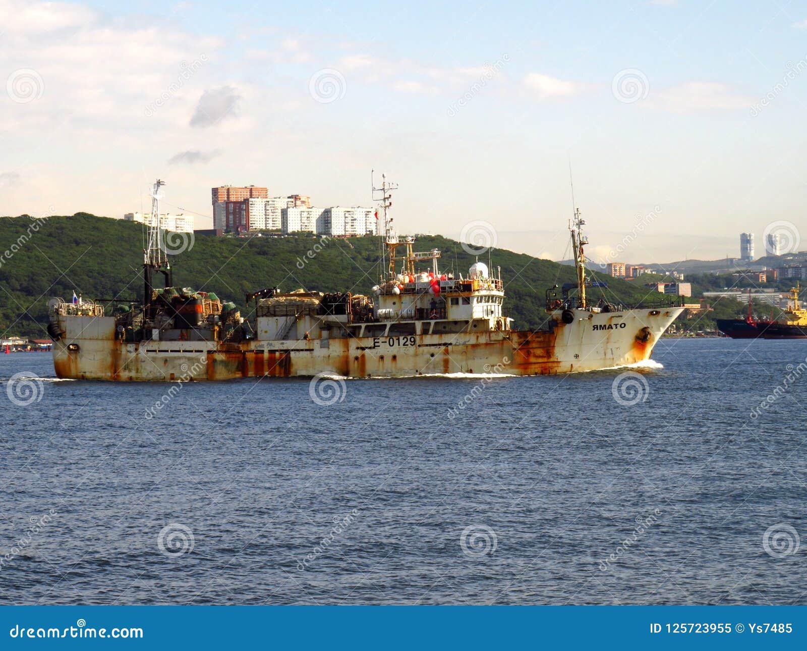 https://thumbs.dreamstime.com/z/old-fishing-vessel-yamato-leaving-port-vladivostok-to-crab-fishing-equipped-all-sea-fishery-gear-vladivostok-primorsky-kray-125723955.jpg
