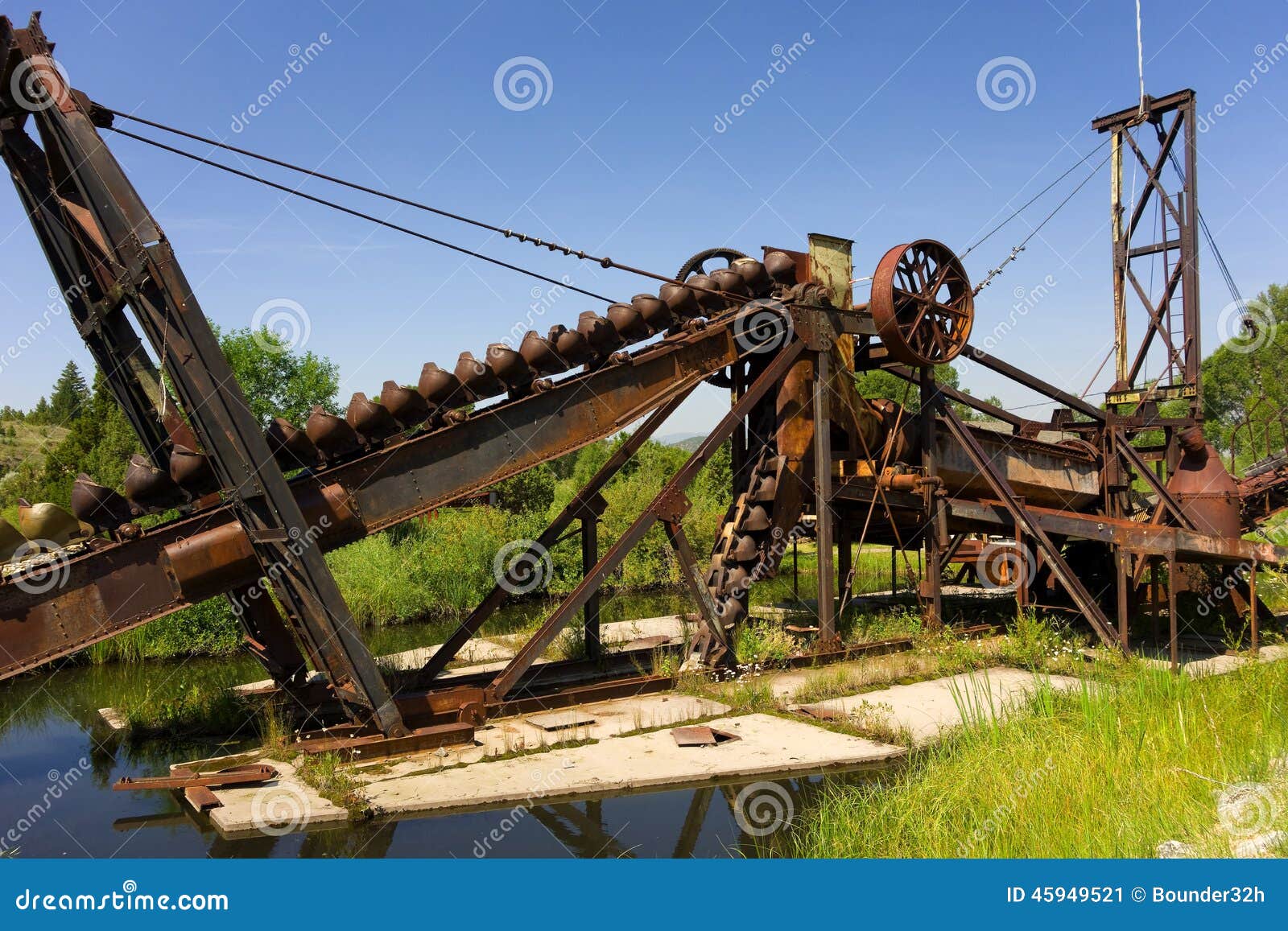 vecchi mezzi minerari Old-gold-dredge-display-idaho-relic-mining-days-as-seen-exhibit-45949521