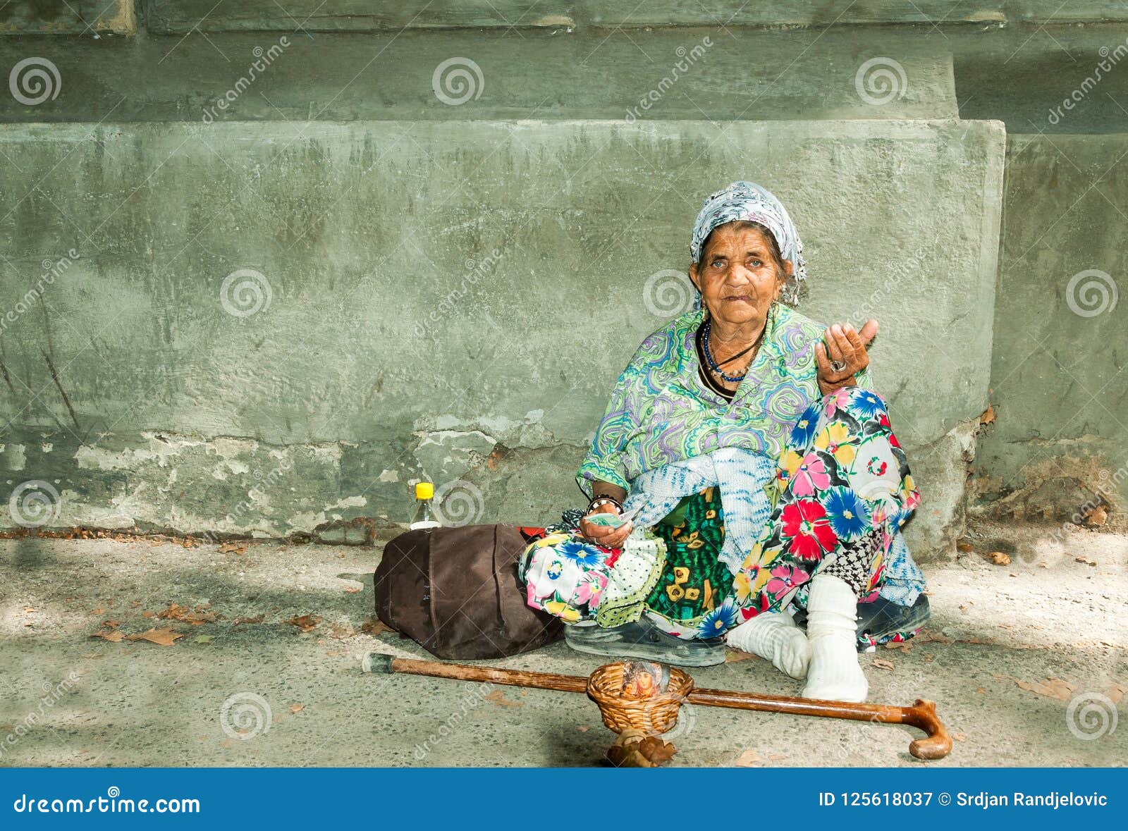 Gypsy woman she homeless. Женщины цыганки попрошайки. Старая цыганка.