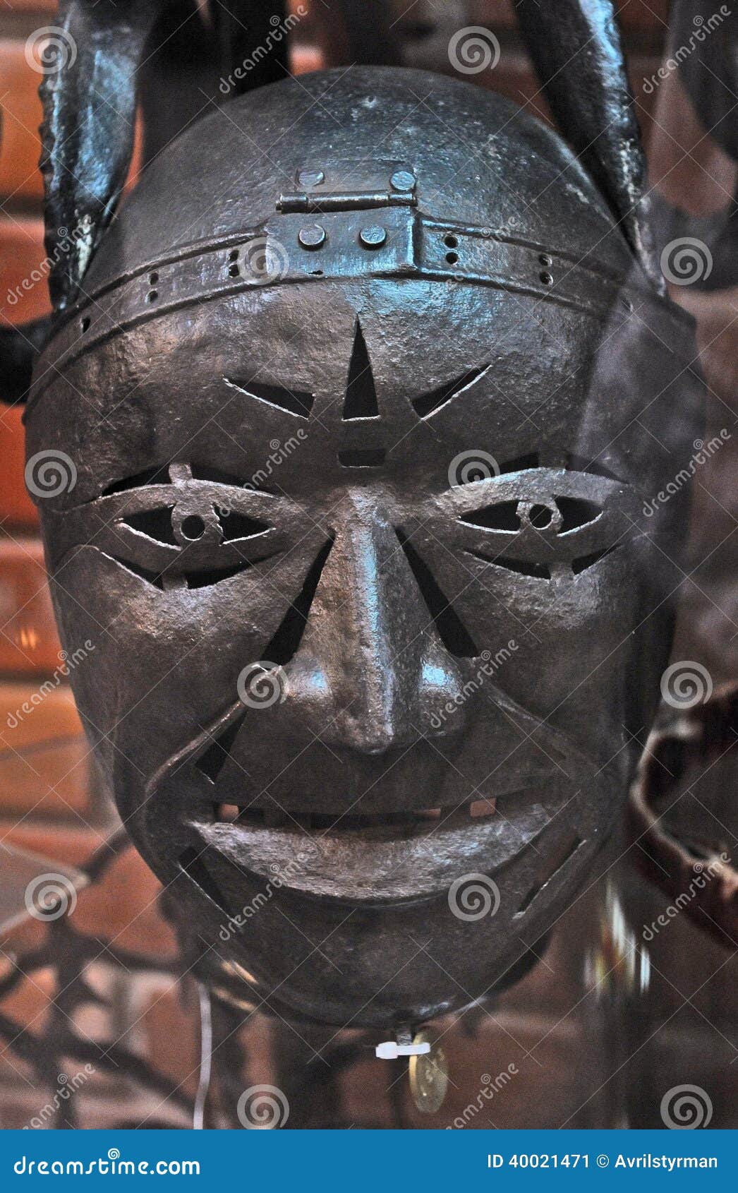 История железной маски. Легенда о железной маске. Железная маска. Маска из железа. Канны железная маска.