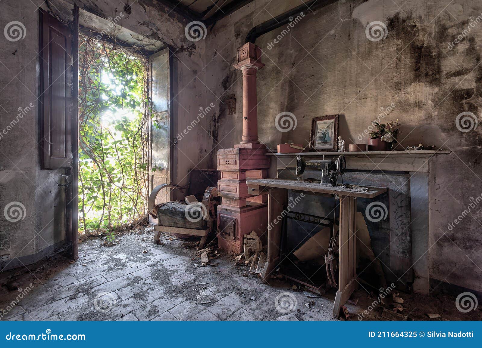 Old Kitchen in an Abandoned House Stock Image - Image of floor, ancient:  211664325, image size:1600x1157