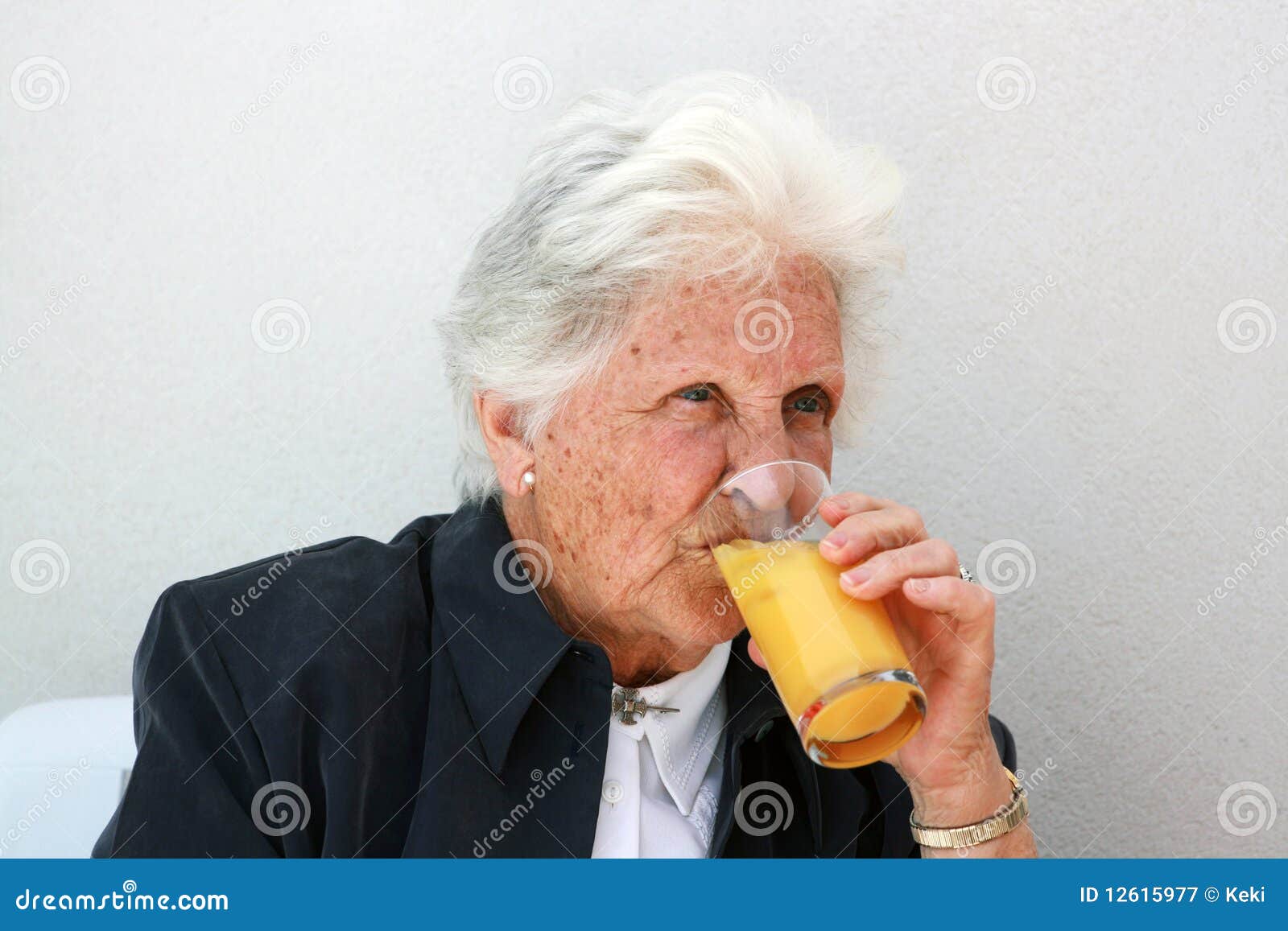 Он старше и пьет. Бабушка пьет. Бабка пьет сок. Питье у пожилых. Бабушка пьющая воду.
