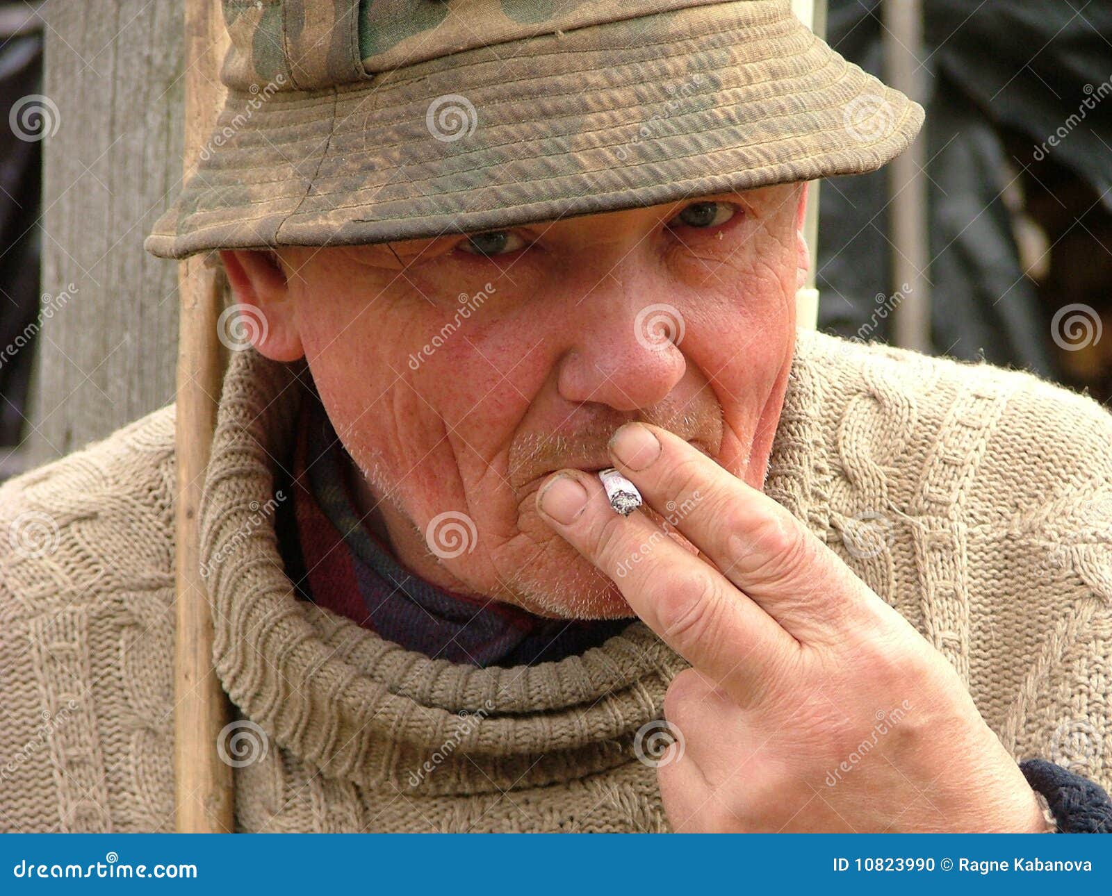 Old Man Smoking A Cigarette Stock Photo - Image of ageing, fume: 10823990