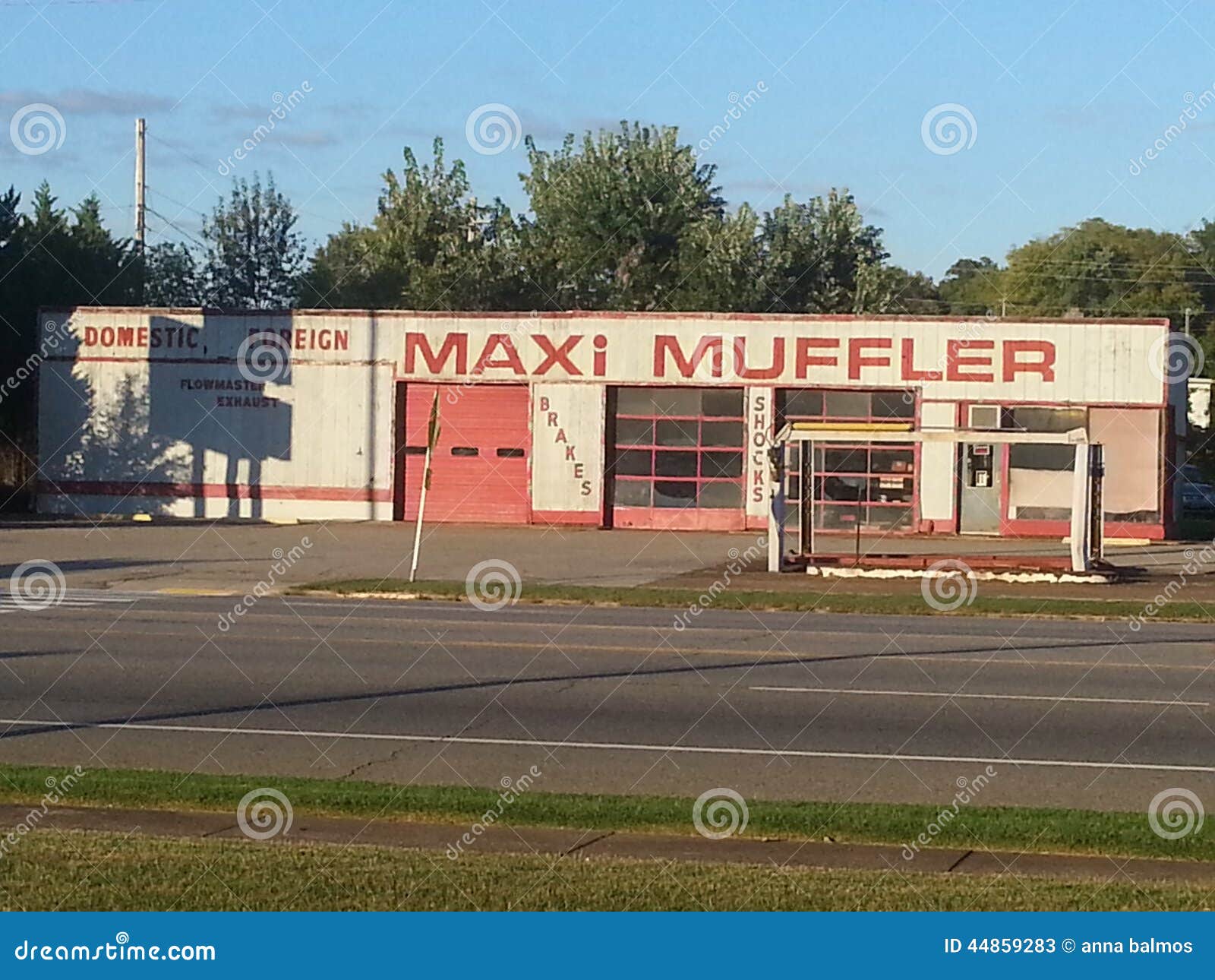 Old muffler shop editorial stock photo. Image of shop 44859283