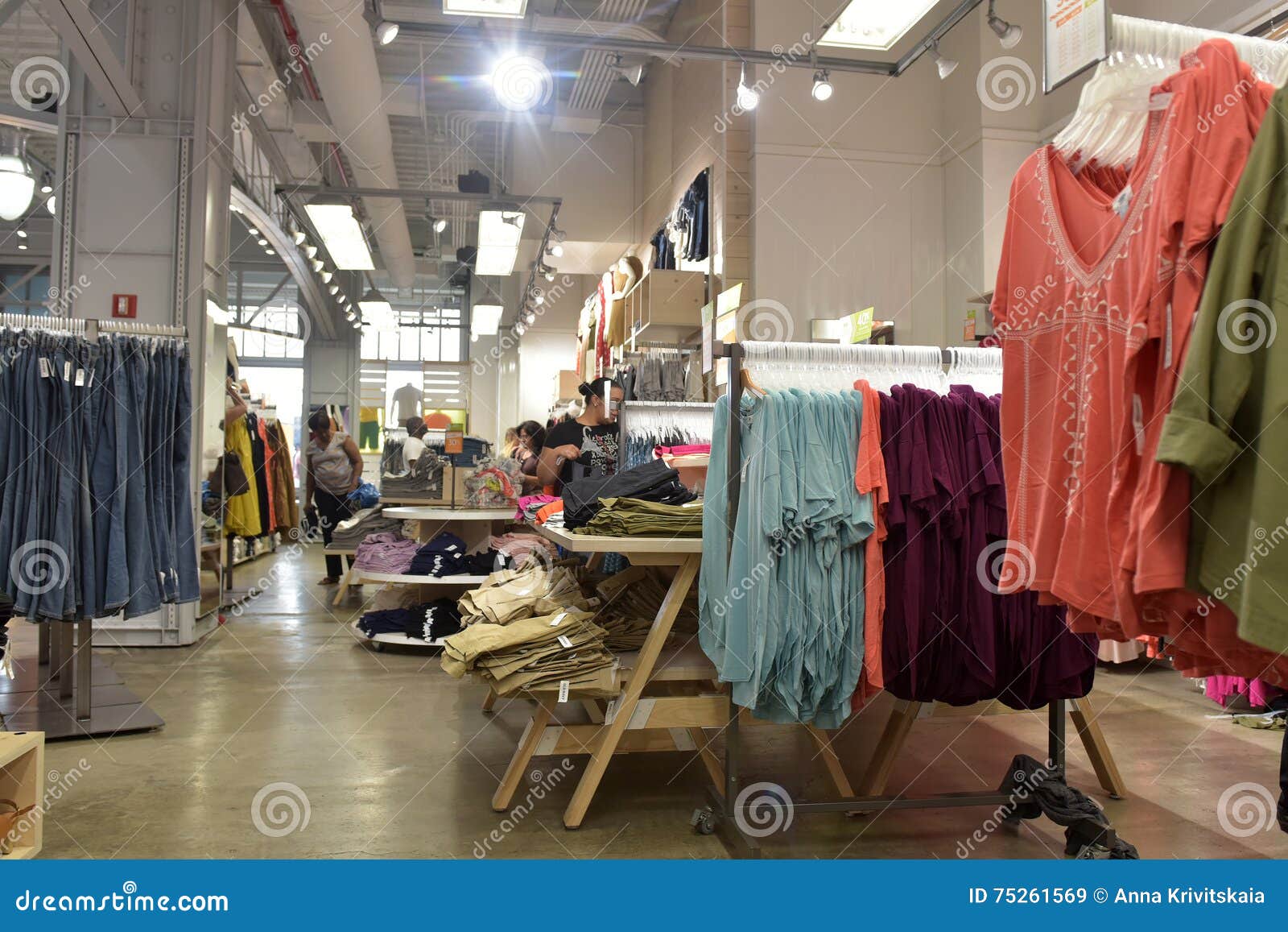 Old Navy shop editorial stock image. Image of corporation - 75261569