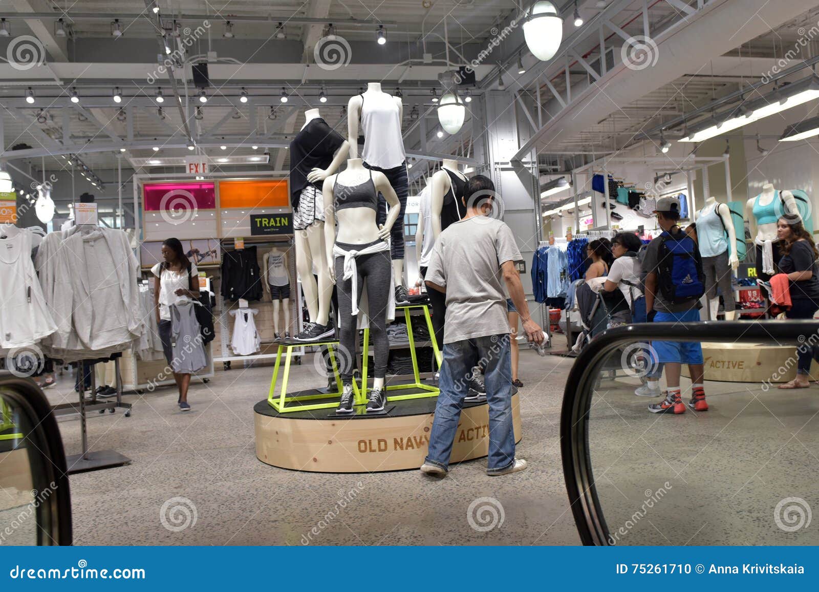 Old Navy shop editorial image. Image of discount, consumerism - 75261710