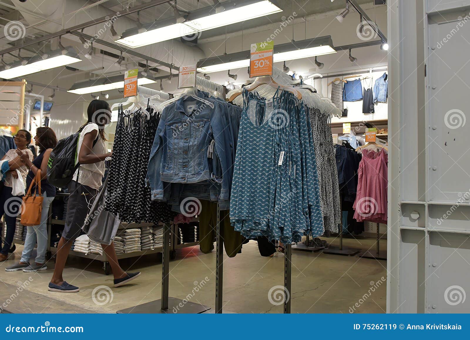 Old Navy shop editorial stock image. Image of fashionable - 75262119