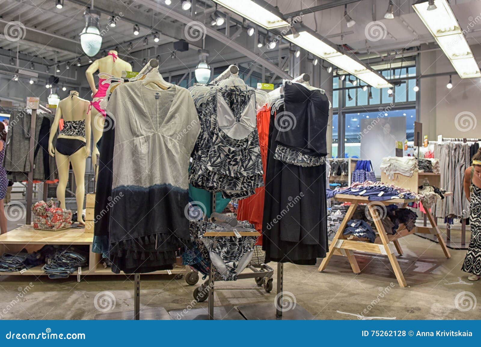 Old Navy shop editorial stock photo. Image of customer - 75262128