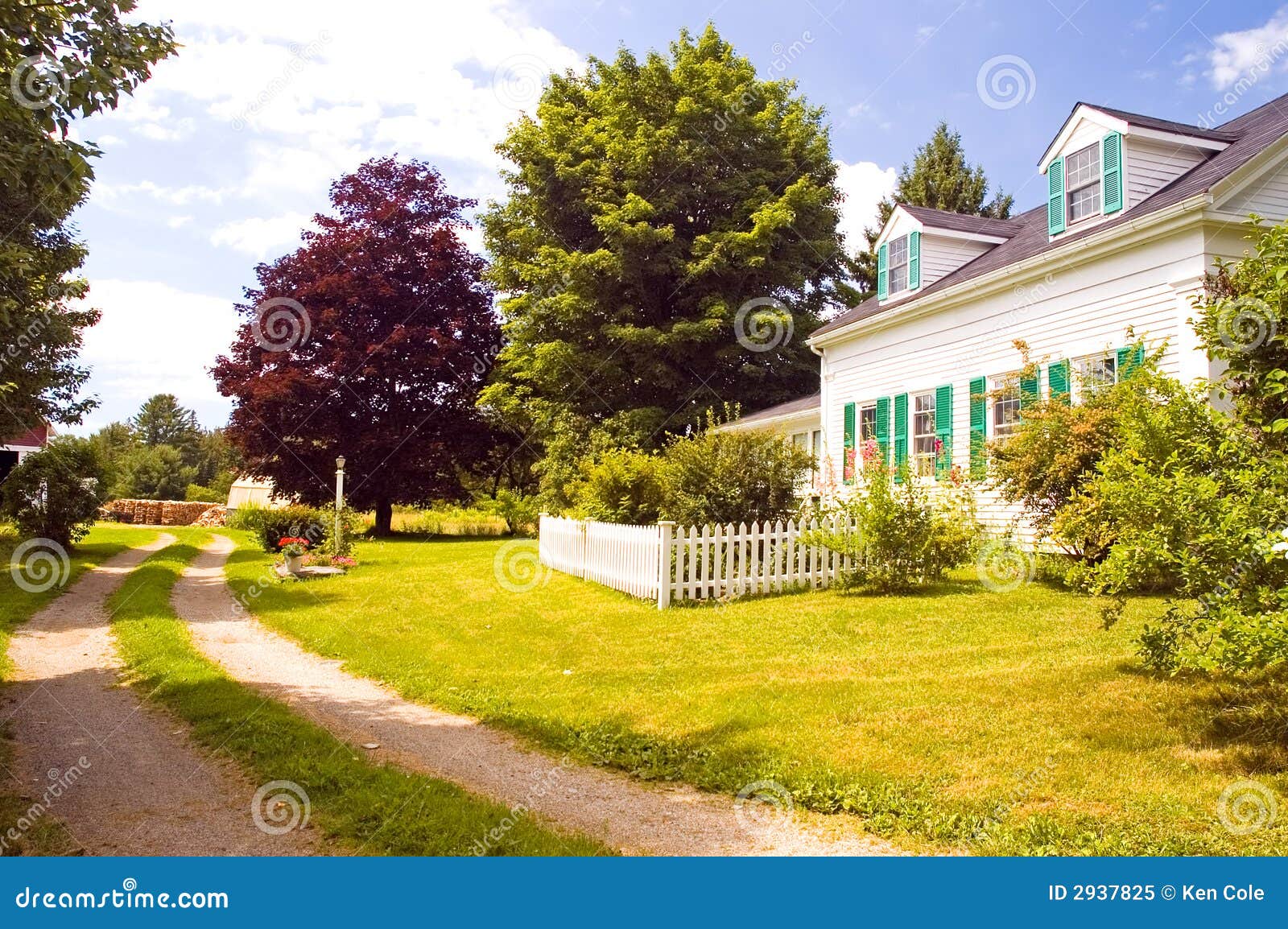 Old New England farm house stock image. Image of drive 2937825