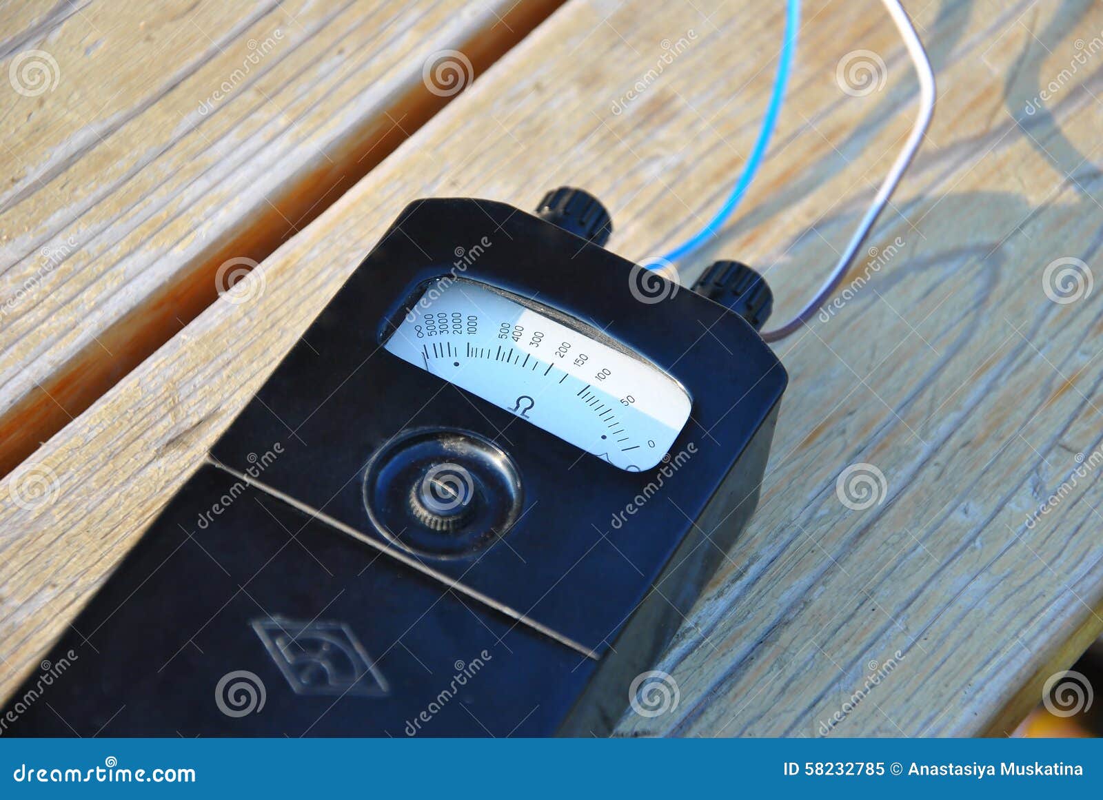 https://thumbs.dreamstime.com/z/old-ohmmeter-white-pointer-indicator-connection-wires-58232785.jpg