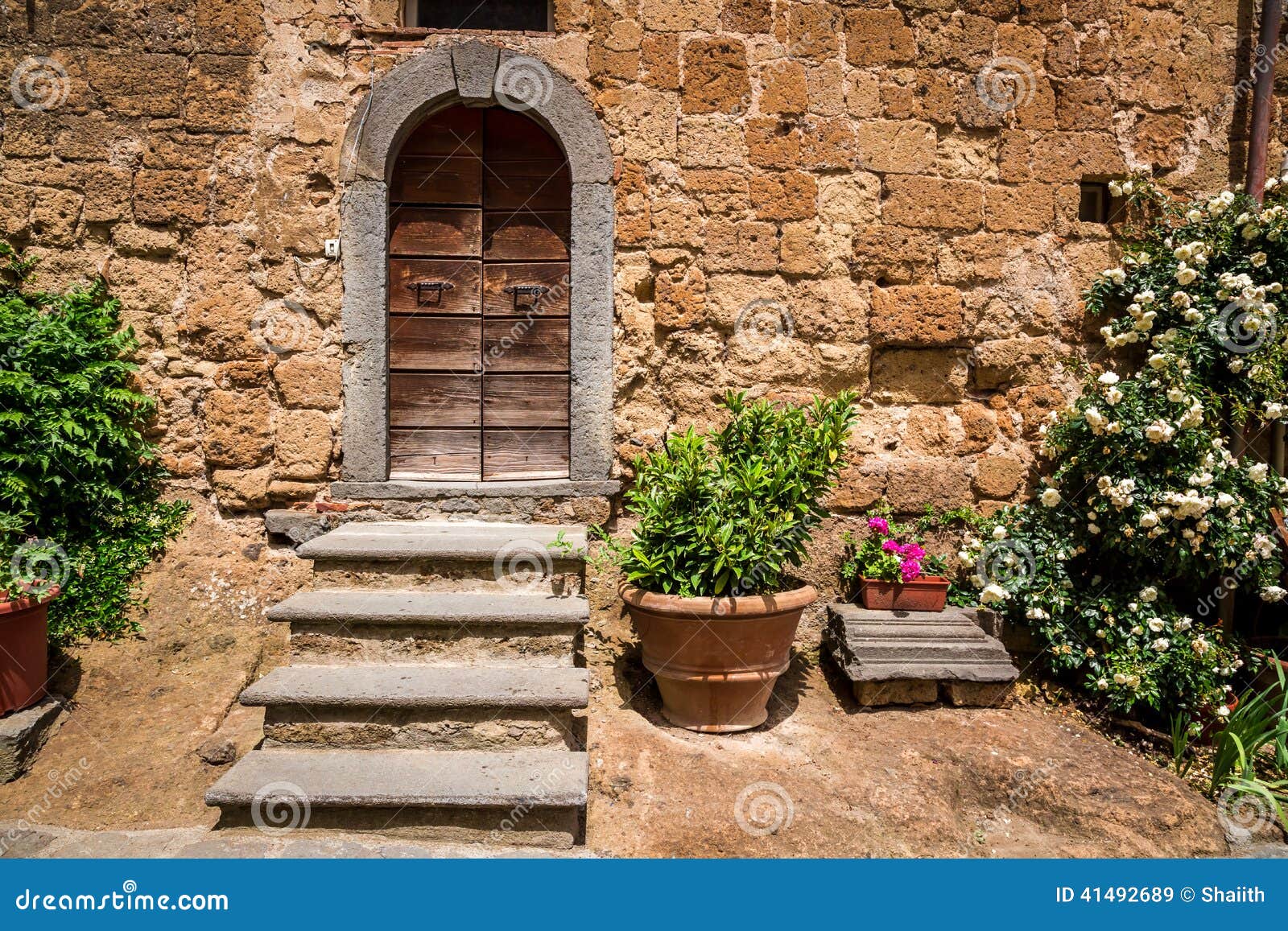 Old porch in Tuscany stock image. Image of journey, plant 41492689