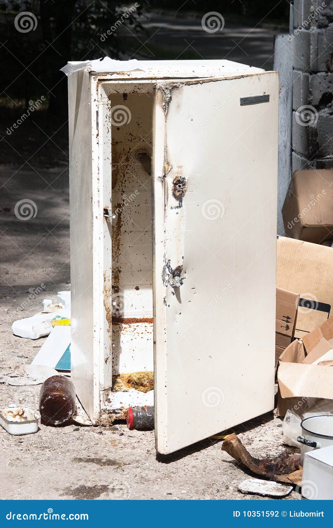 Old Refrigerator At The Dump Stock Photography - Image: 10351592