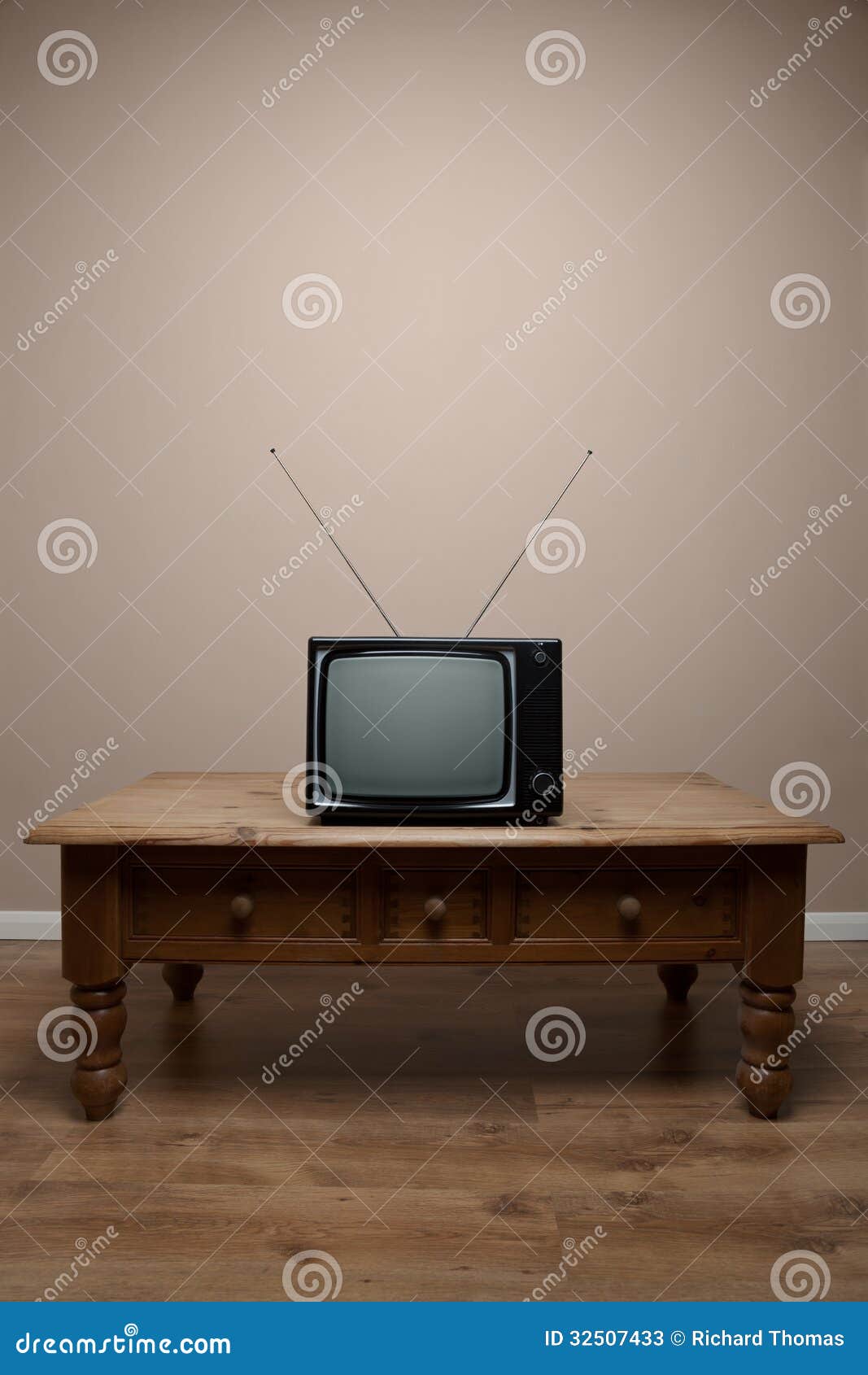 146 Old Retro Tv Table Blank Screen Stock Photos Free Royalty