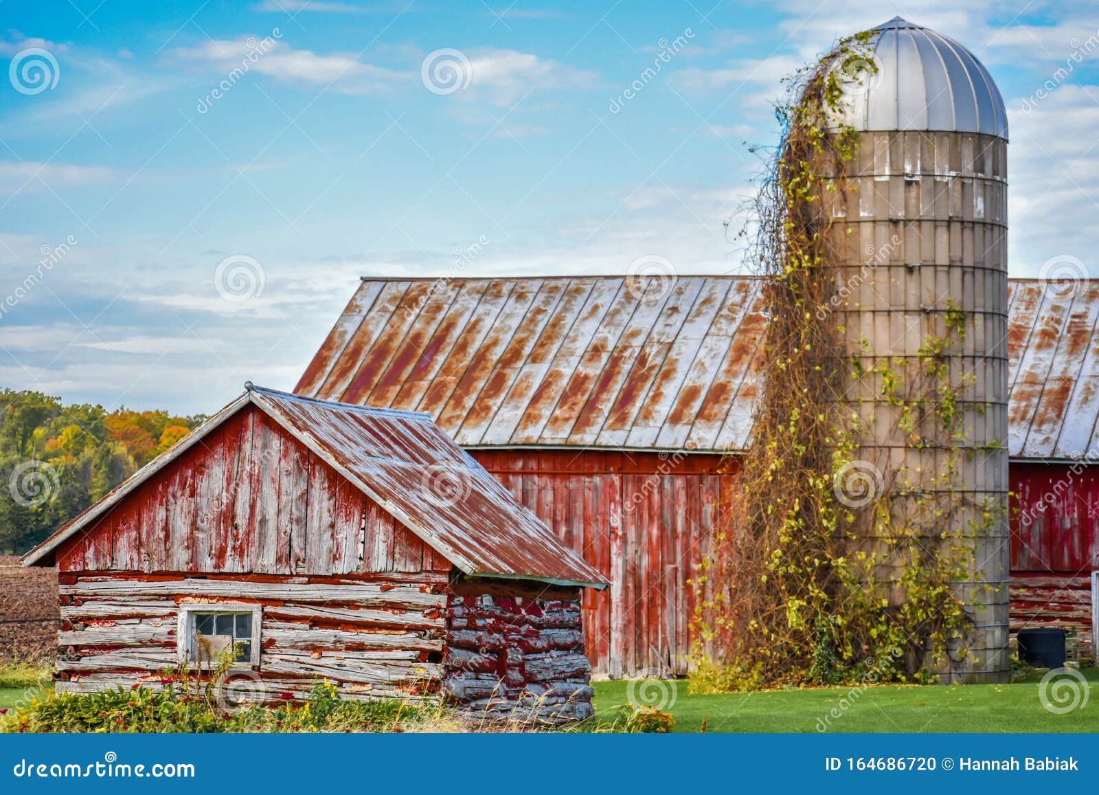 red wooden barn, southern door county