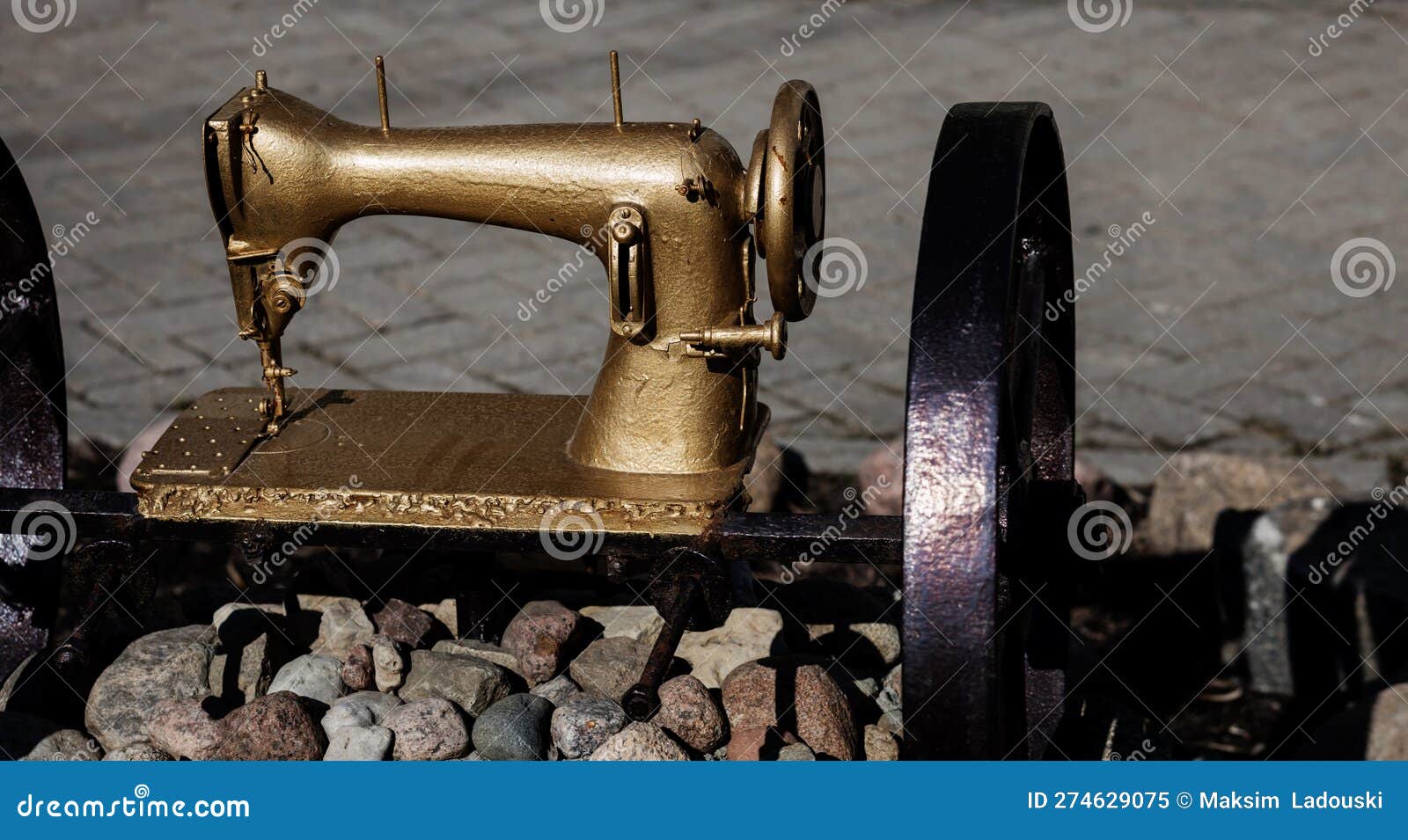 Old rusty sewing machine stock image. Image of needle 274629075