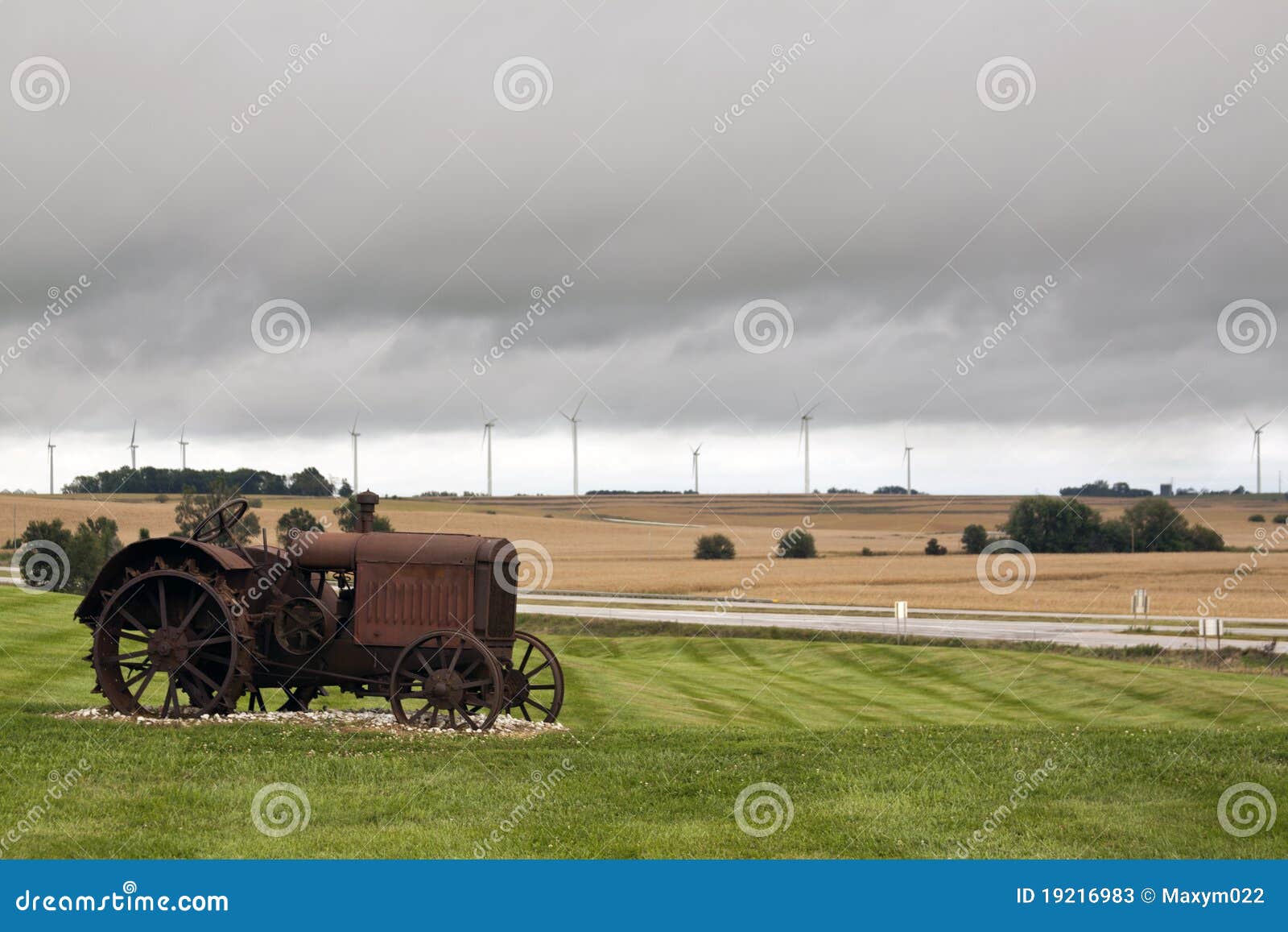 Vieux tracteur rouillé abandonné couvert de mauvaises herbes et les orties  dans farm field Photo Stock - Alamy