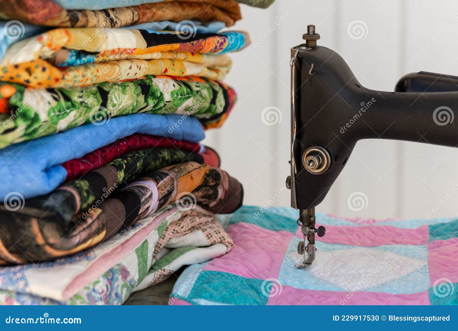 An Old Sewing Machine With Quilts Stock Photography
