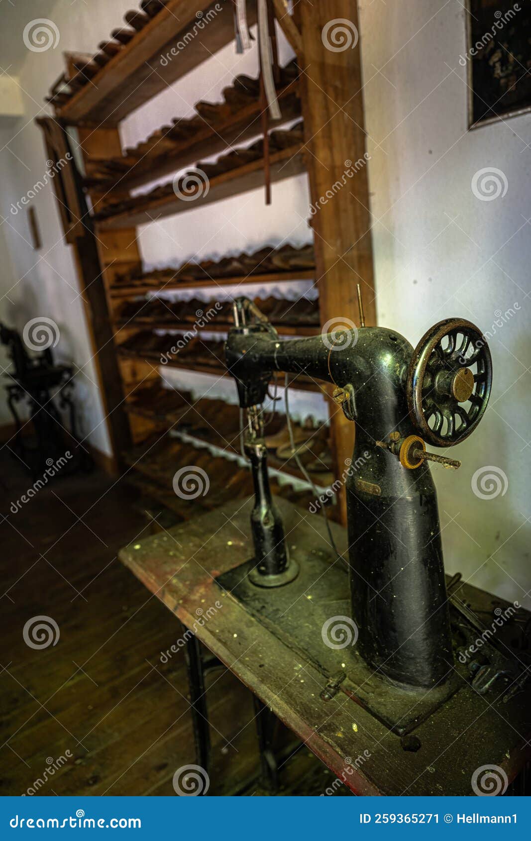 Old Sewing Machine stock image. Image of craftsman, heel 259365271