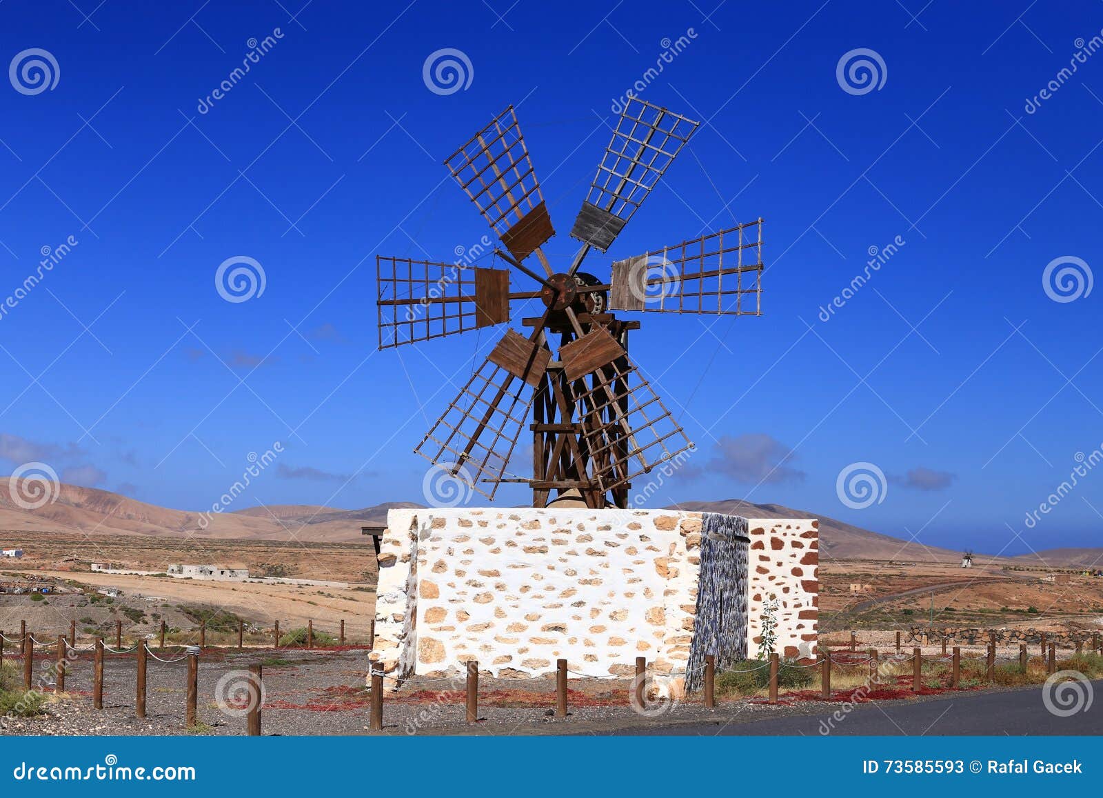 Mechanism of a GIANT WINDMILL to make flour through the grinding of wheat 
