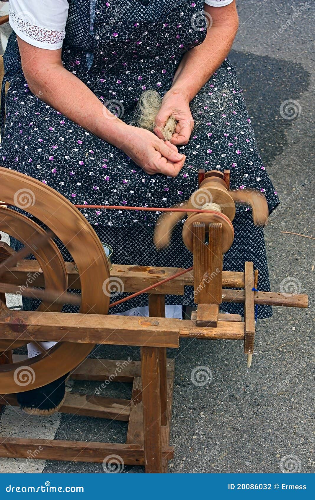 Old spinning wheel stock photo. Image of knitting, machine - 20086032