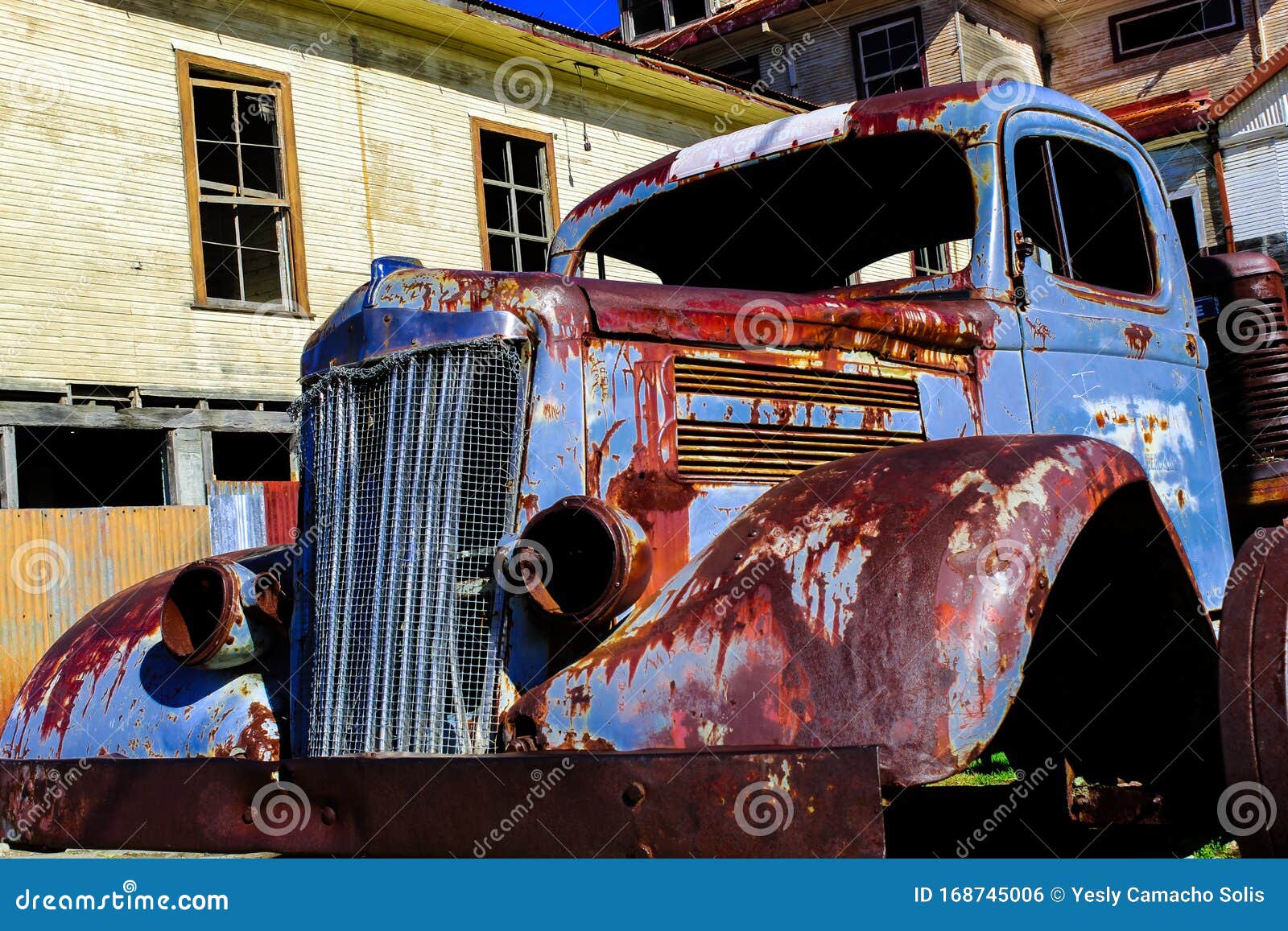 old truck in front of `durÃÂ¡n` sanatorium