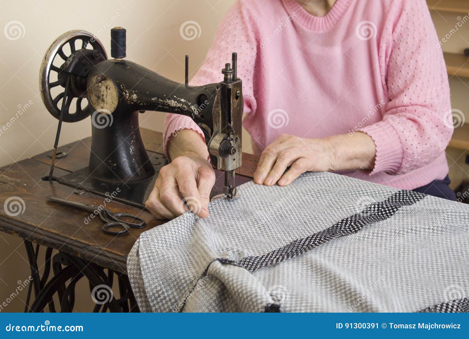 Машинка плохо шьет. Женщина за швейной машиной. Швейная машина шьет швея. Ручное шитье. Машинка для шитья Старая.