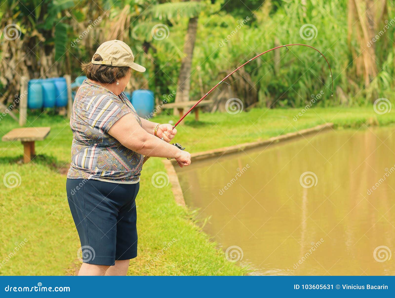 https://thumbs.dreamstime.com/z/old-woman-holding-fishing-rod-hooking-fish-lake-brazilian-descendant-japanese-103605631.jpg