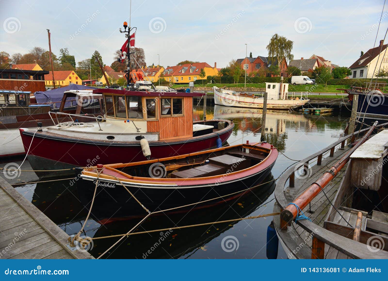 https://thumbs.dreamstime.com/z/old-wooden-danish-fish-boats-nakskov-denmark-bows-small-traditional-fishing-harbor-evening-light-yellow-houses-143136081.jpg
