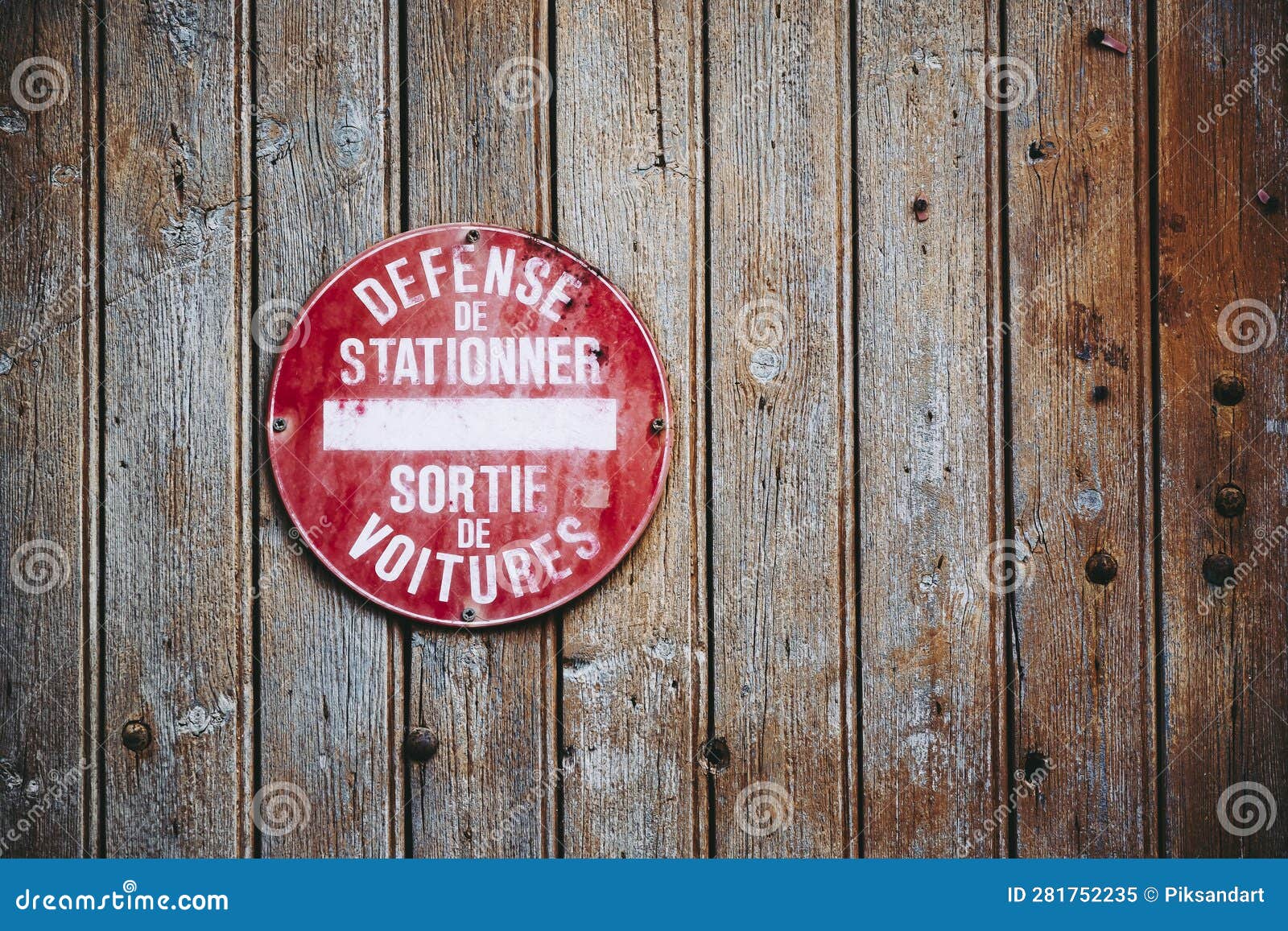 French 'Defense De Stationner - Sortie De Voitures' (No Parking - Car Exit)  sign on garage doors Stock Photo - Alamy