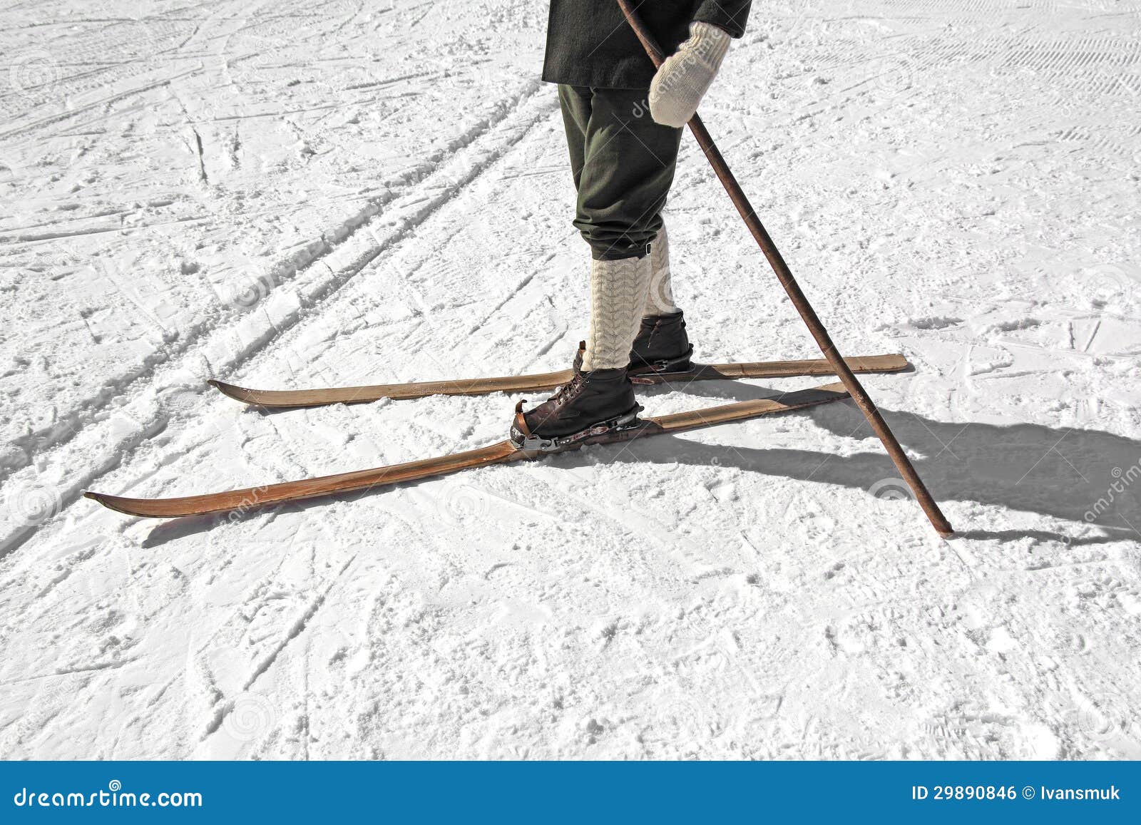 Old ski. Старинные лыжи. Лыжи старые деревянные. Древние лыжи. Лыжи на валенки.