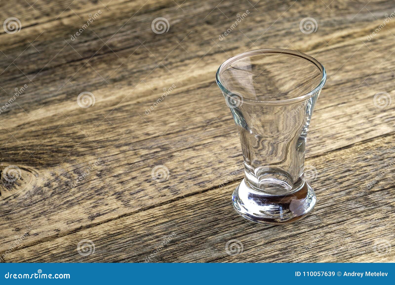 На столе пустой стакан. Рюмка пустая на столе. Стопка пустая на столе. Пустая Рюмка. Пустой стакан на столе.