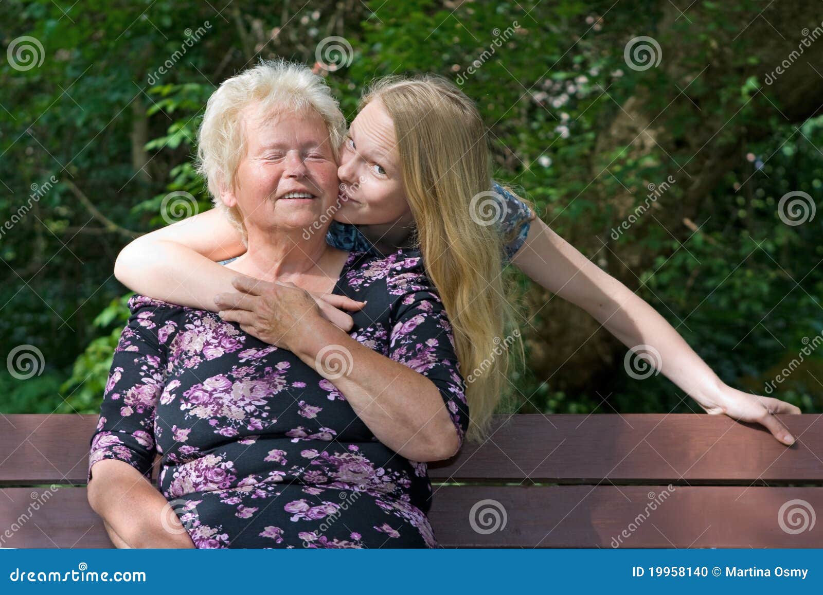 Жмж с бабушками. Лесбиан бабушки и внучки. Старые и молодые Марго. Внучка и бабушка лесбиянство.