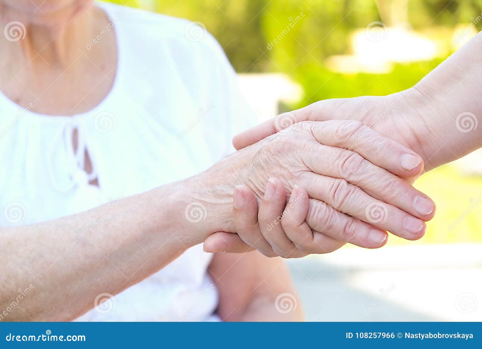 Пожилые держатся за руки. Руки пожилого и молодого. Руки пожилых и молодых. Рука пожилого в руке молодого.