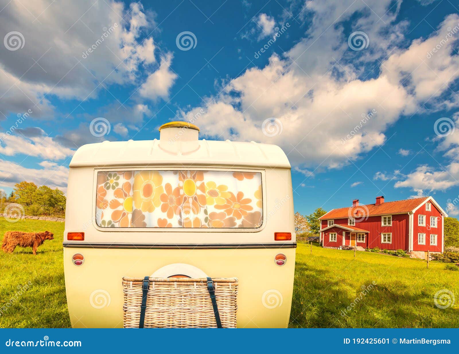 Oldtimers Van Een Caravan Voor Een Typische Oude Houten Boerderij in Smaland Zweden Stock Afbeelding - of toerisme, zomer: 192425601