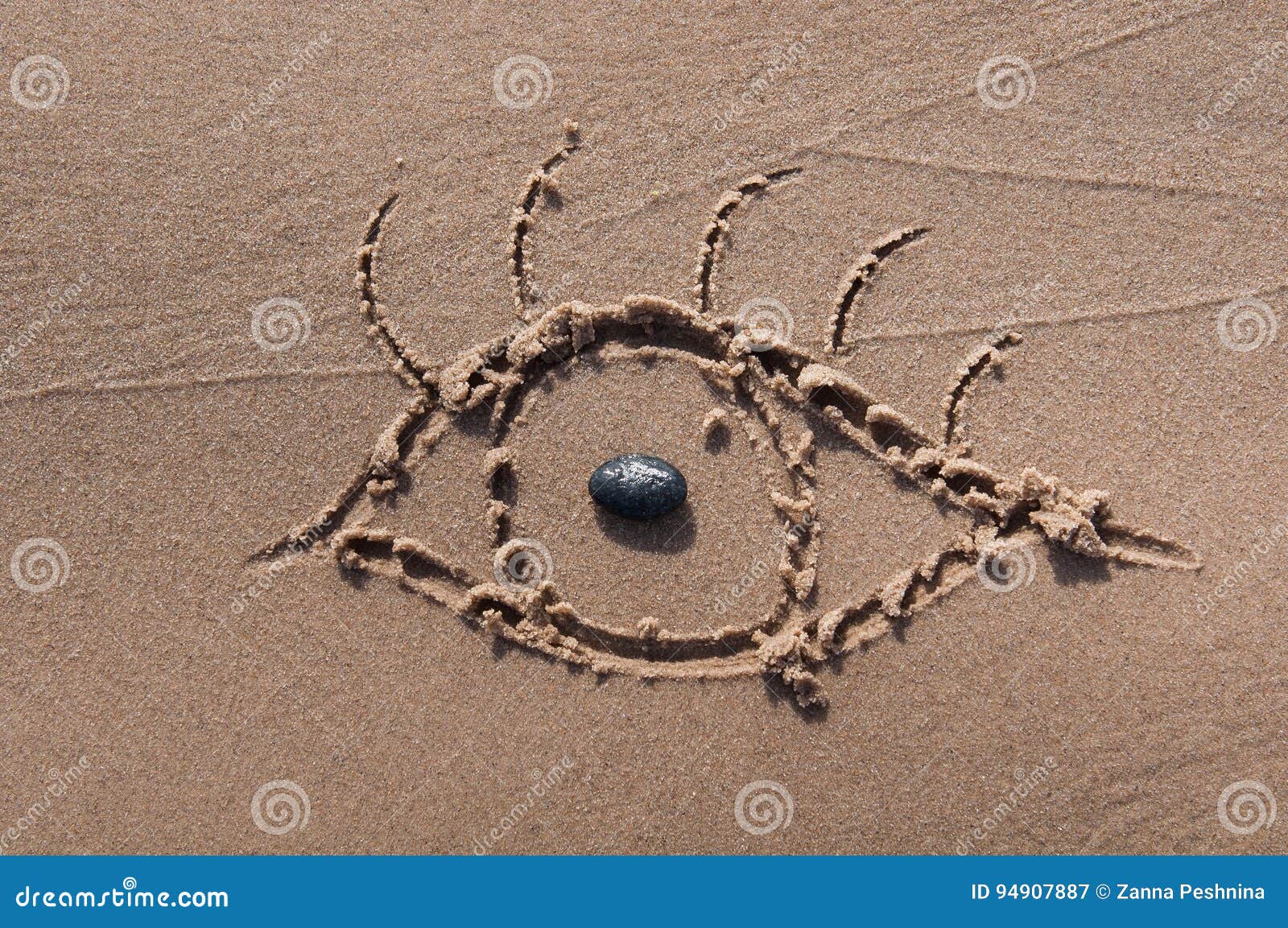 Olho Tirado Na Areia Seashell Do Scallop Na Cor-de-rosa Imagem de Stock -  Imagem de contorno, fotografia: 94907887