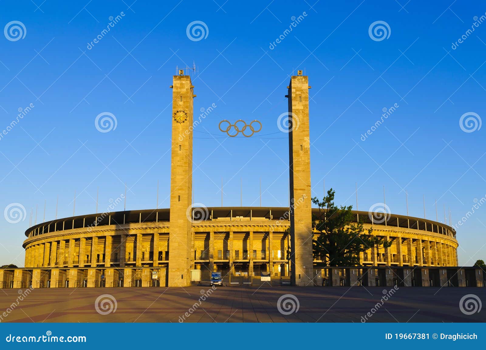 Olimpijski Berlin stadium. Berlin Germany olympiastadion olimpijski stadium wschód słońca