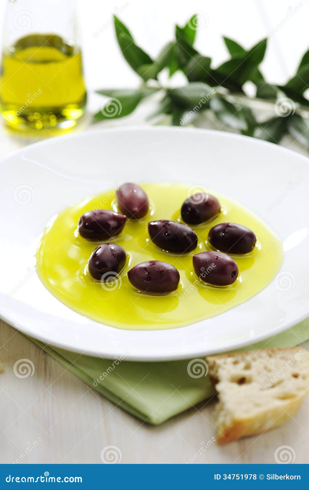 Olive Oil ed olive nere fotografia stock. Immagine di ramoscello 34751978