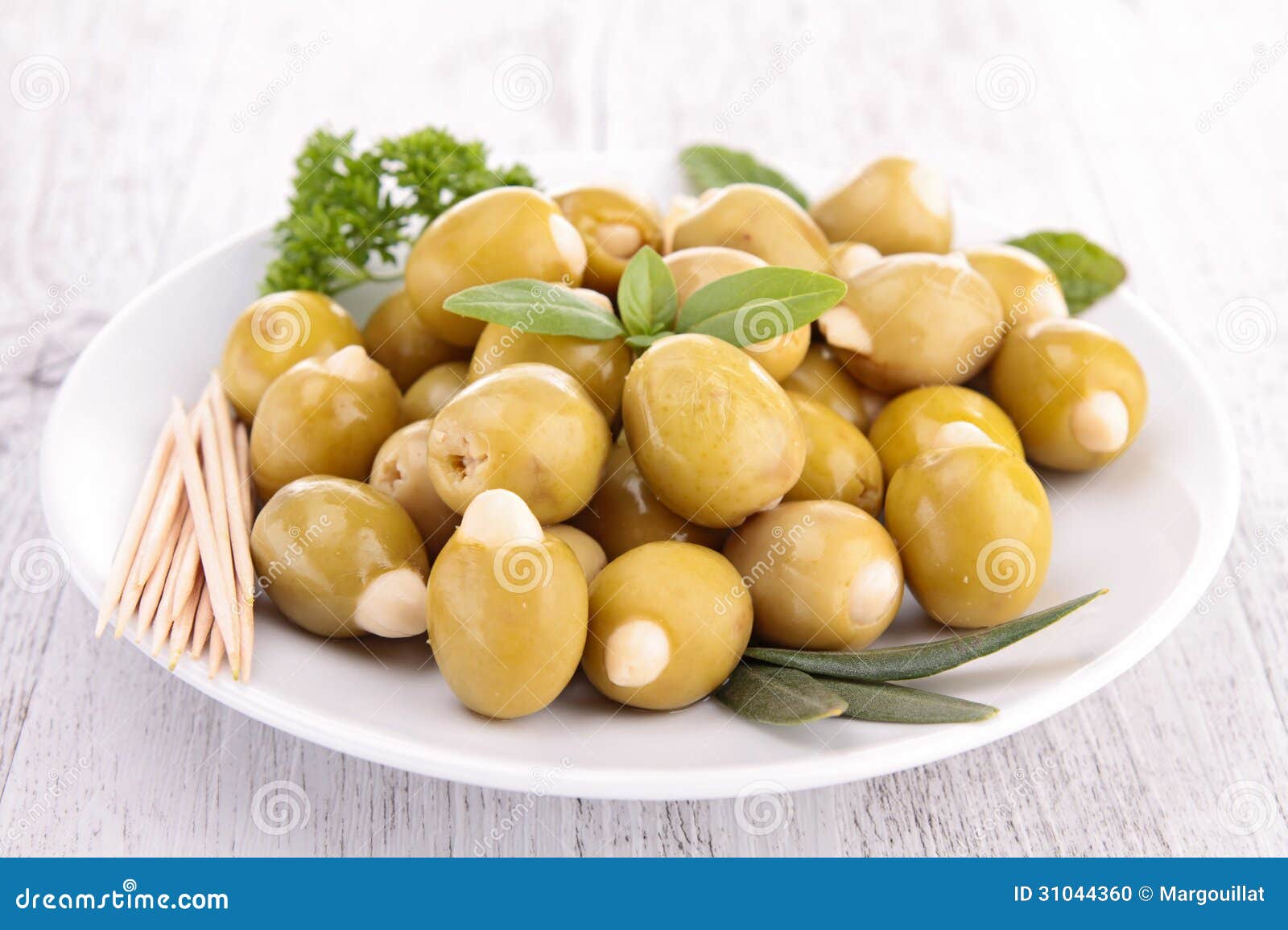 Olive verte photo stock. Image du herbe, cuisinier, méditerranéen