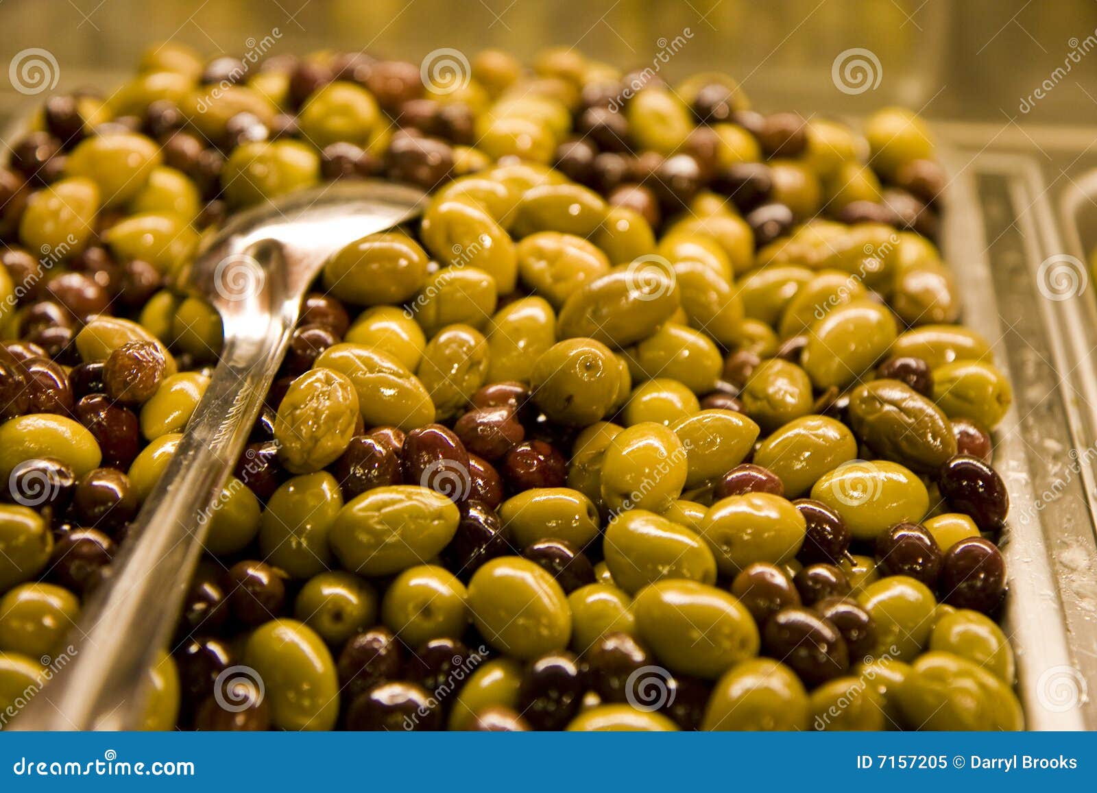 Olives vertes et noires image stock. Image du olive, noir 7157205