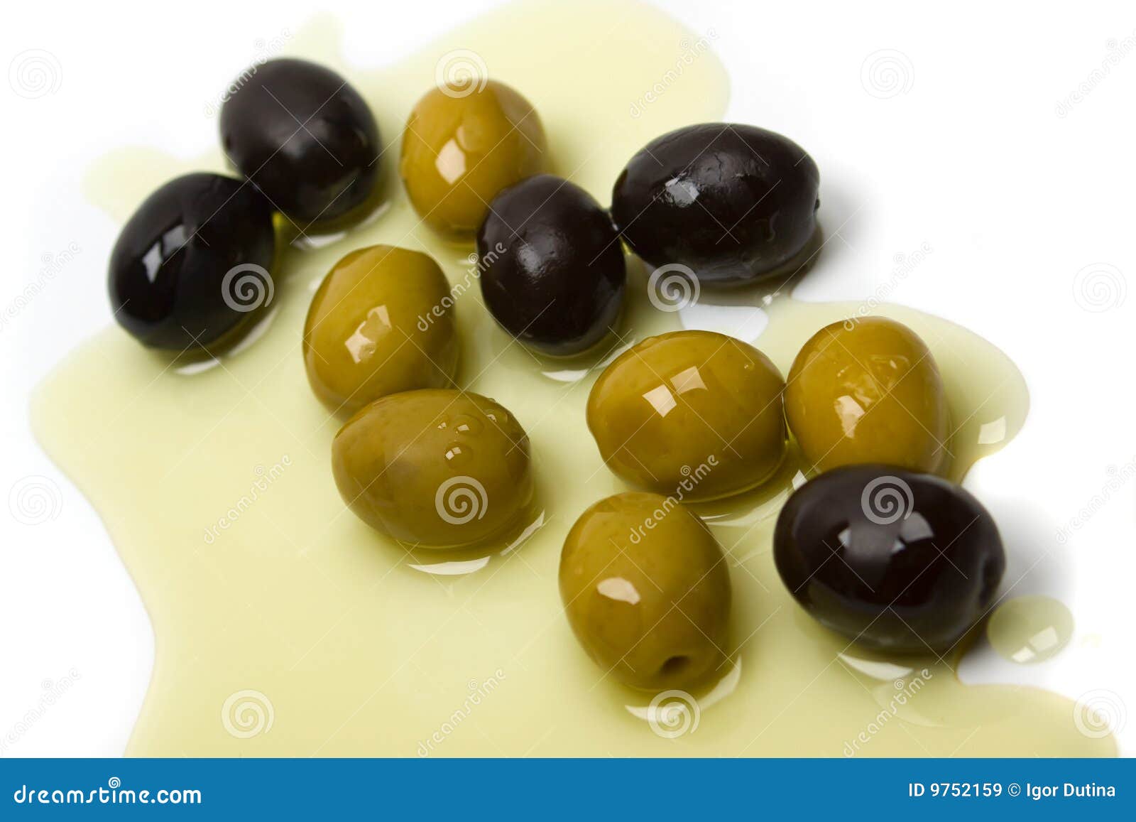 Olives vertes et noires image stock. Image du vierge, olive 9752159