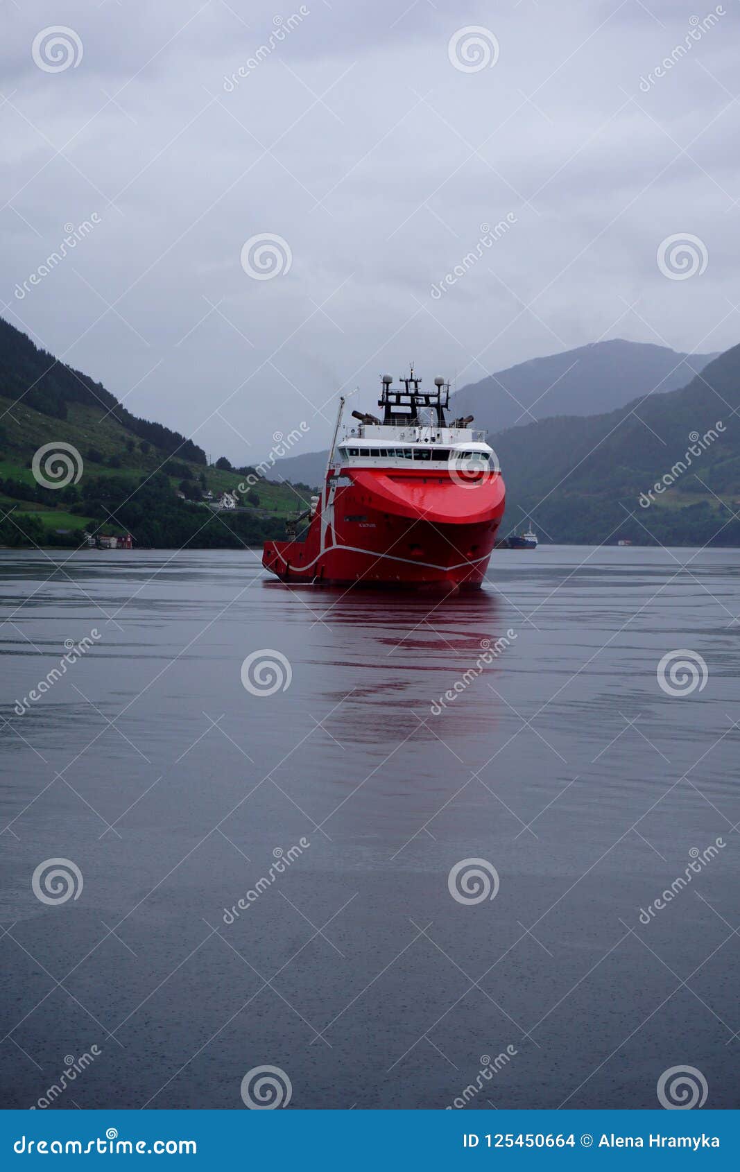 Oljetanker i fjorden står framme av raffinaderiet Juni 26,2018 Sognefjord nära Bergen, Norge