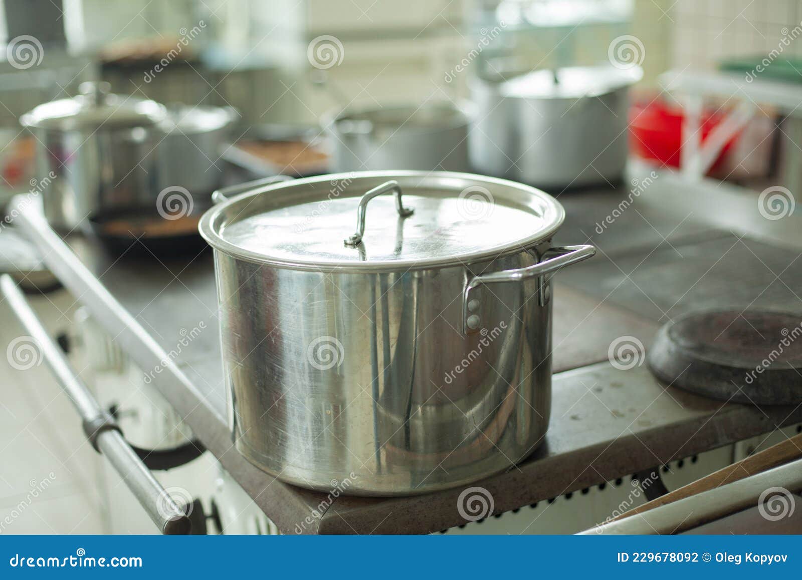 https://thumbs.dreamstime.com/z/olla-grande-para-cocinar-utensilios-de-cocina-en-el-comedor-tanque-agua-acero-inoxidable-platos-la-229678092.jpg