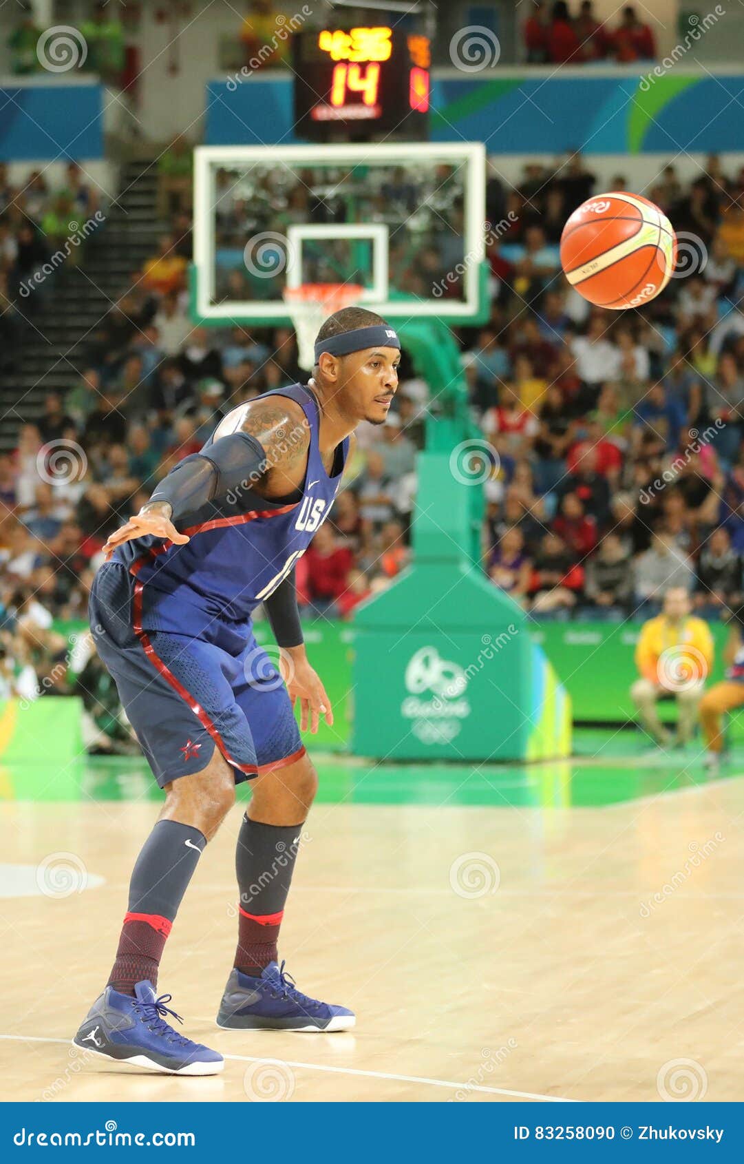 Download Carmelo Anthony Knicks Ball Dribble Wallpaper